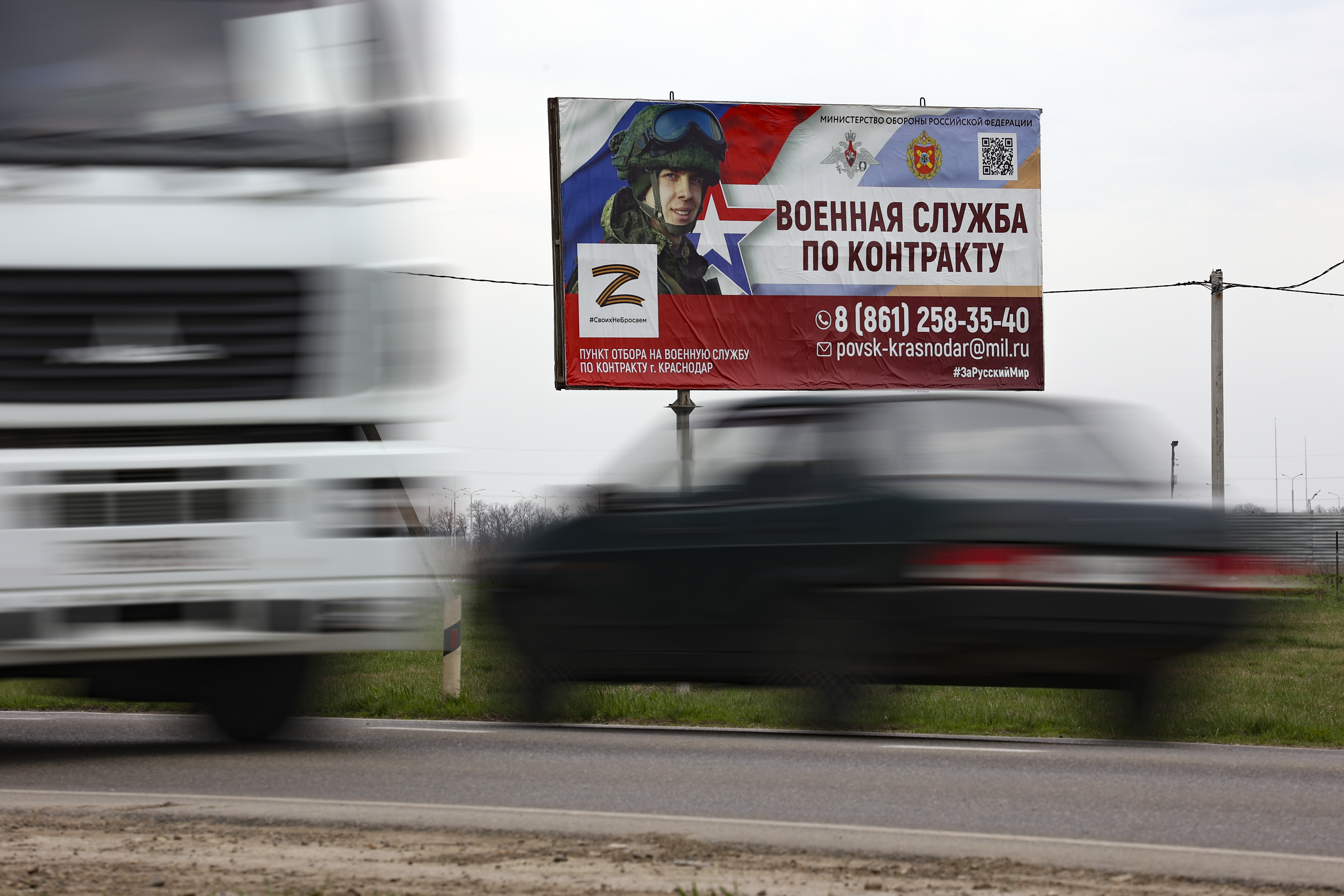 En reklamskylt vid en rysk motorväg försöker locka nya personer till militären. Bilden är från 2023. Foto: AP/TT
