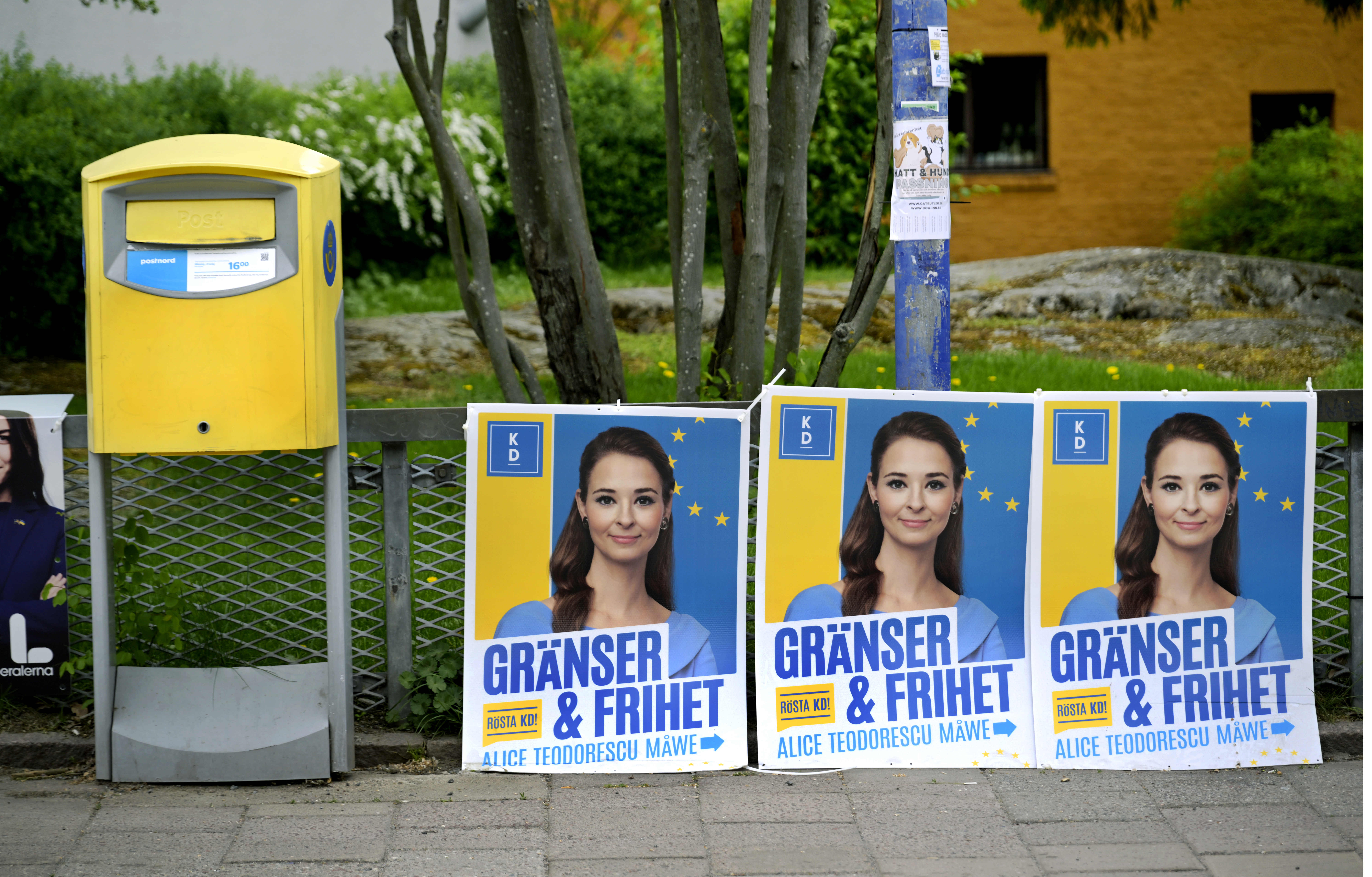 Kristdemokraternas toppkandidat Alice Teodorescu Måwe på valaffischer inför EU-valet där förtidsröstningen öppnar under onsdagen. Foto: Janerik Henriksson/TT