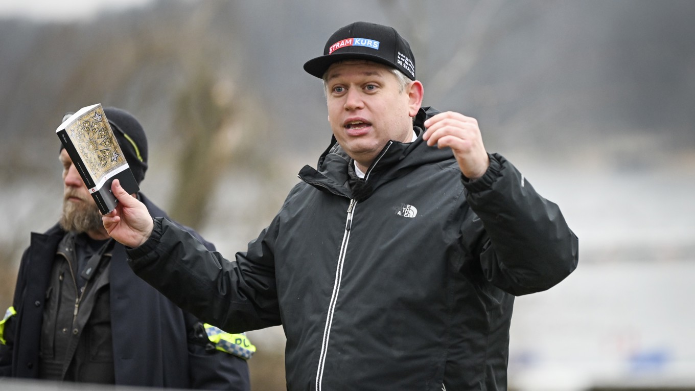 Den högerextreme politikern Rasmus Paludan vid en koranbränning i januari i fjol. Arkivbild. Foto: Fredrik Sandberg/TT