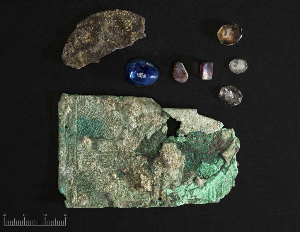 Resterna av ett viktigt relikskrin som hittats i Stavangers domkyrka. Foto: Jon Eeg/Arkeologisk museum (UIS)/NTB/TT