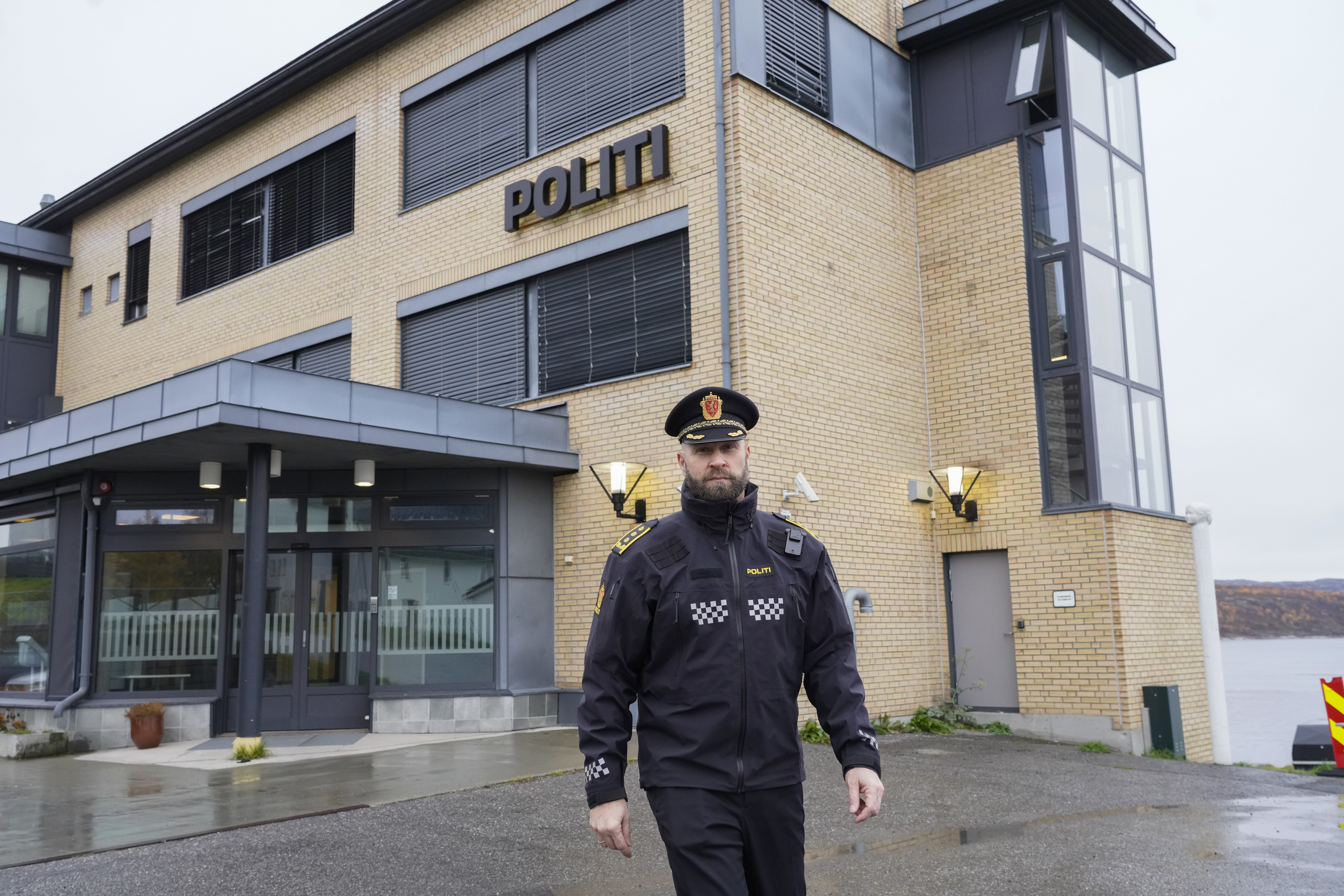 En polis vid gränsövergången i nordnorska Storskog i oktober 2022. Foto: Terje Bendiksby/NTB/TT