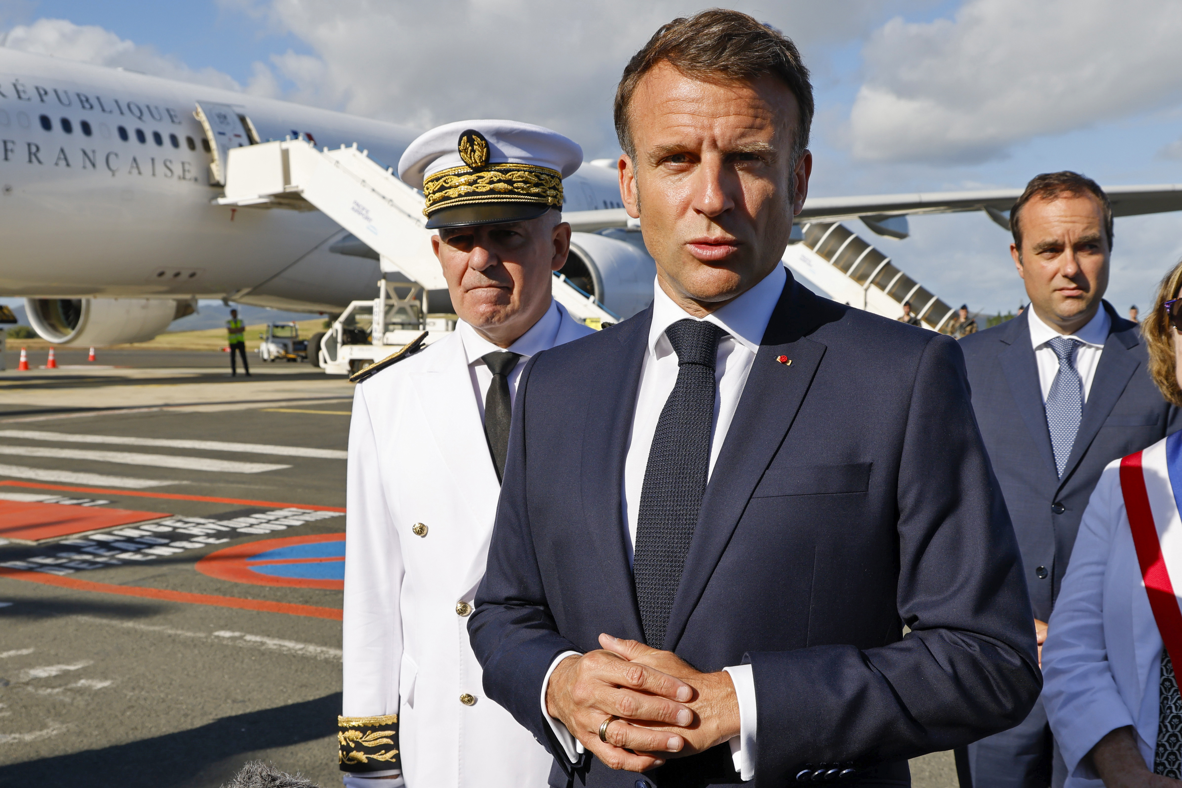 Frankrikes president Emmanuel Macron anlände till Nya Kaledonien på torsdagen, lokal tid. Foto: Ludovic Marin/AP/TT