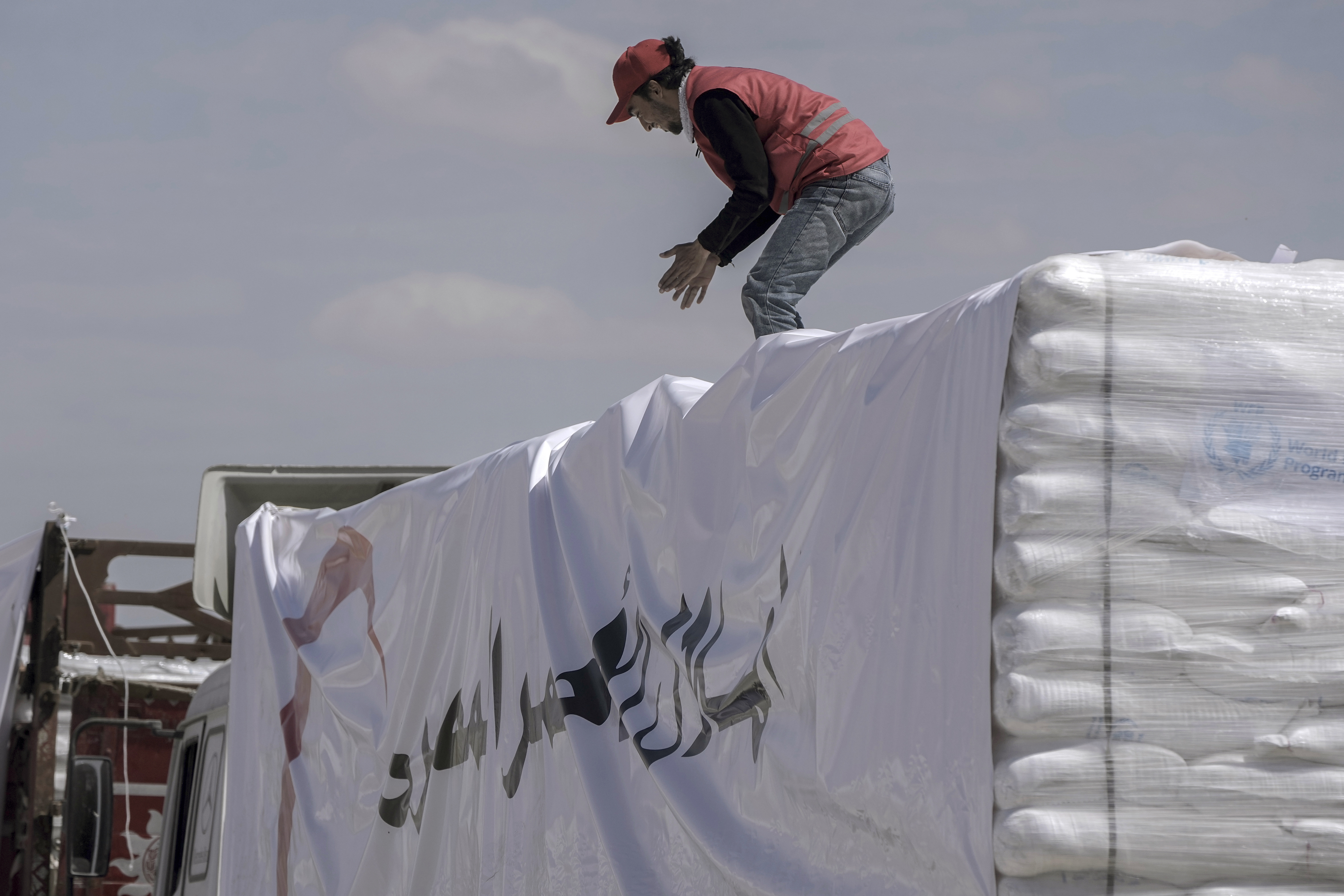 En egyptisk chaufför väntar vid gränsövergången mellan Israel och Gaza, vid Rafah. Arkivbild. Foto: Amr Nabil/AP/TT