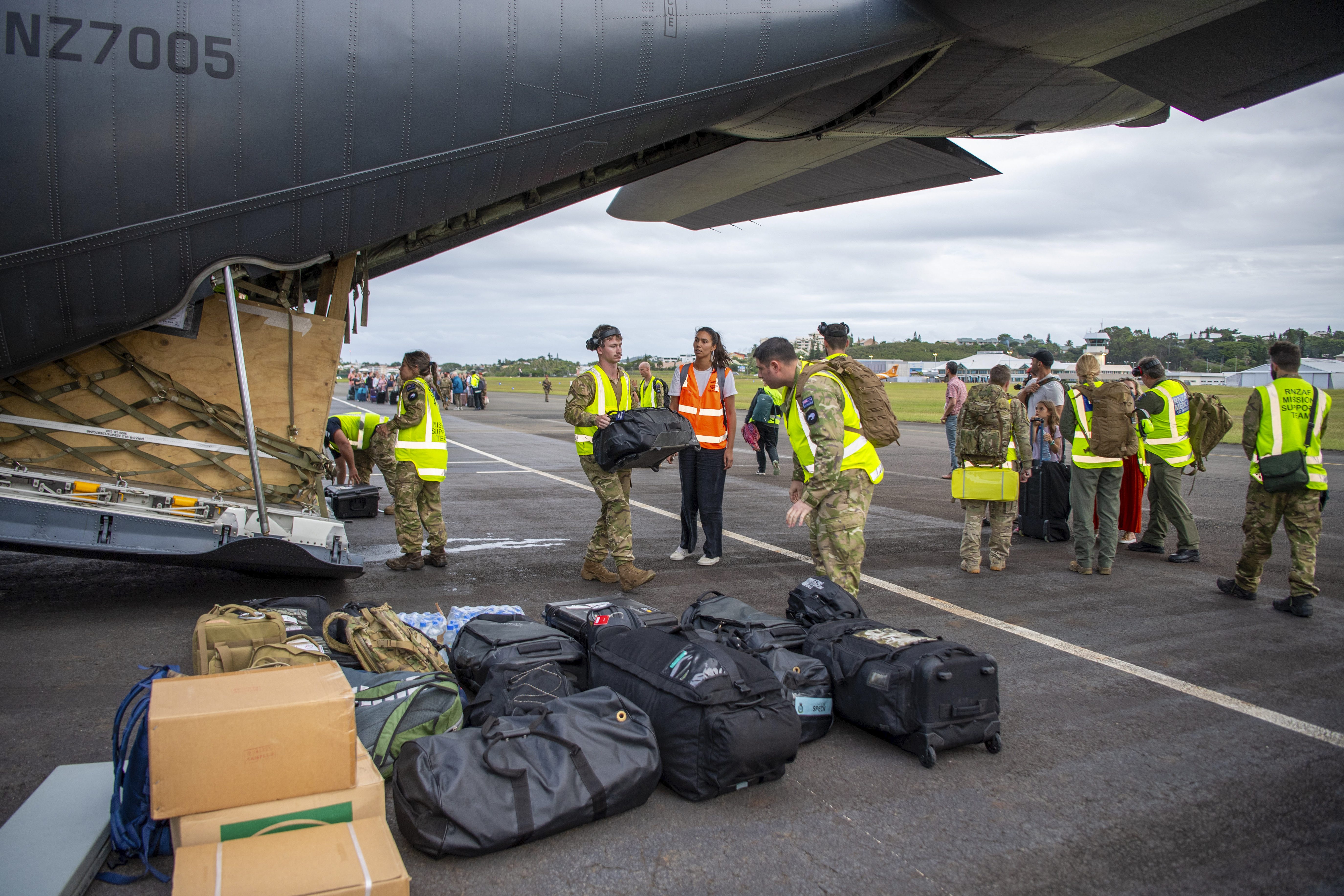 Turister från Nya Zeeland gör sig beredda på avfärd efter att landets regering tidigare i veckan beslutat att evakuera sina medborgare. Bilden är tagen 21 maj. Foto: Chris Weissenborn/AP/TT