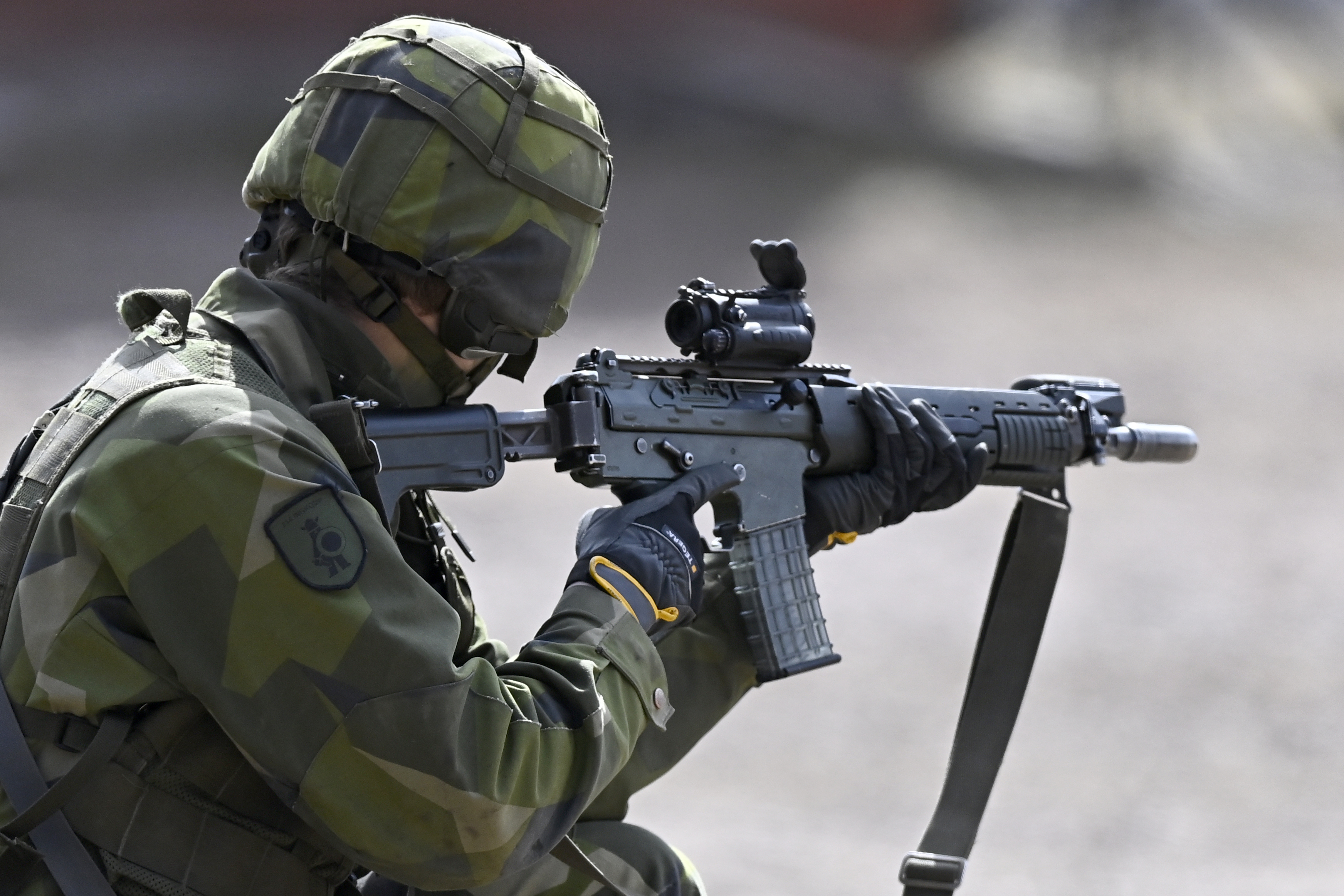 En AK5:a stals ur en av Försvarsmaktens anställdas bil i oktober förra året. Soldaten som övar med AK5 har inget med artikeln att göra. Arkivbild. Foto: Mikael Fritzon/TT