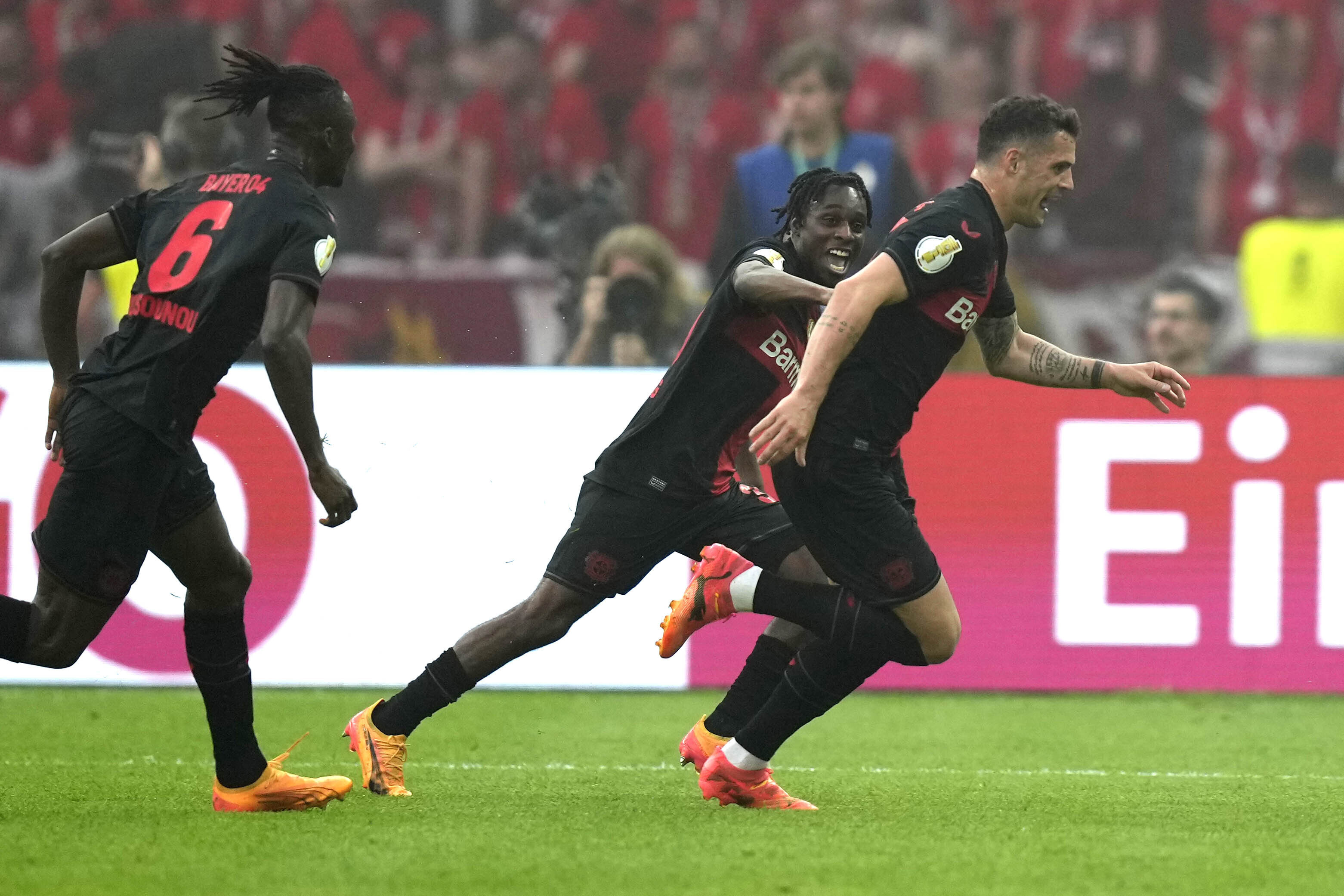 Bayer Leverkusens Granit Xhaka (till höger) jublar efter att ha avgjort den tyska cupfinalen mot Kaiserslautern. Foto: Matthias Schrader/AP/TT