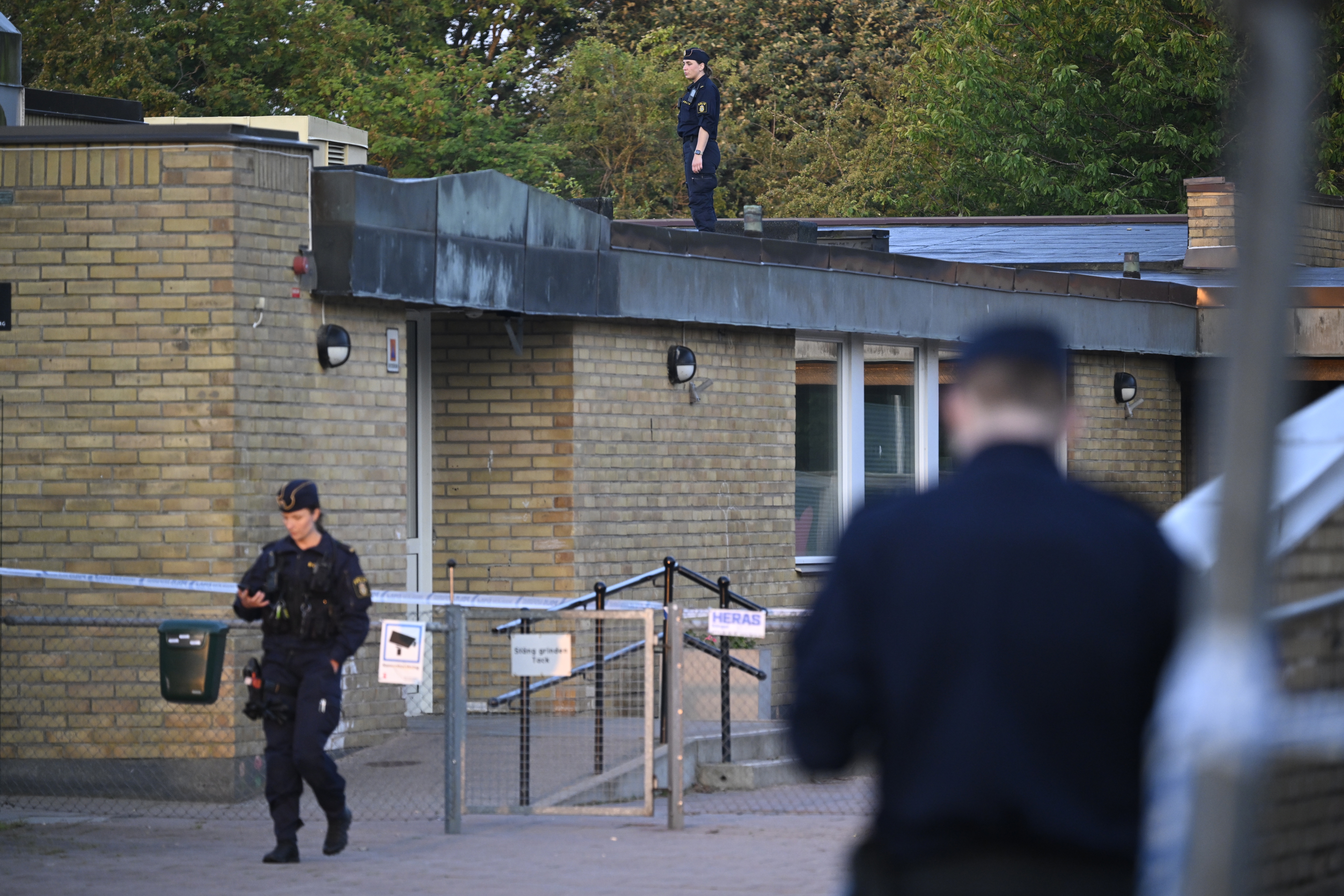 Polis på plats efter att två personer hittats skjutna i centrala Helsingborg. Foto: Johan Nilsson/TT