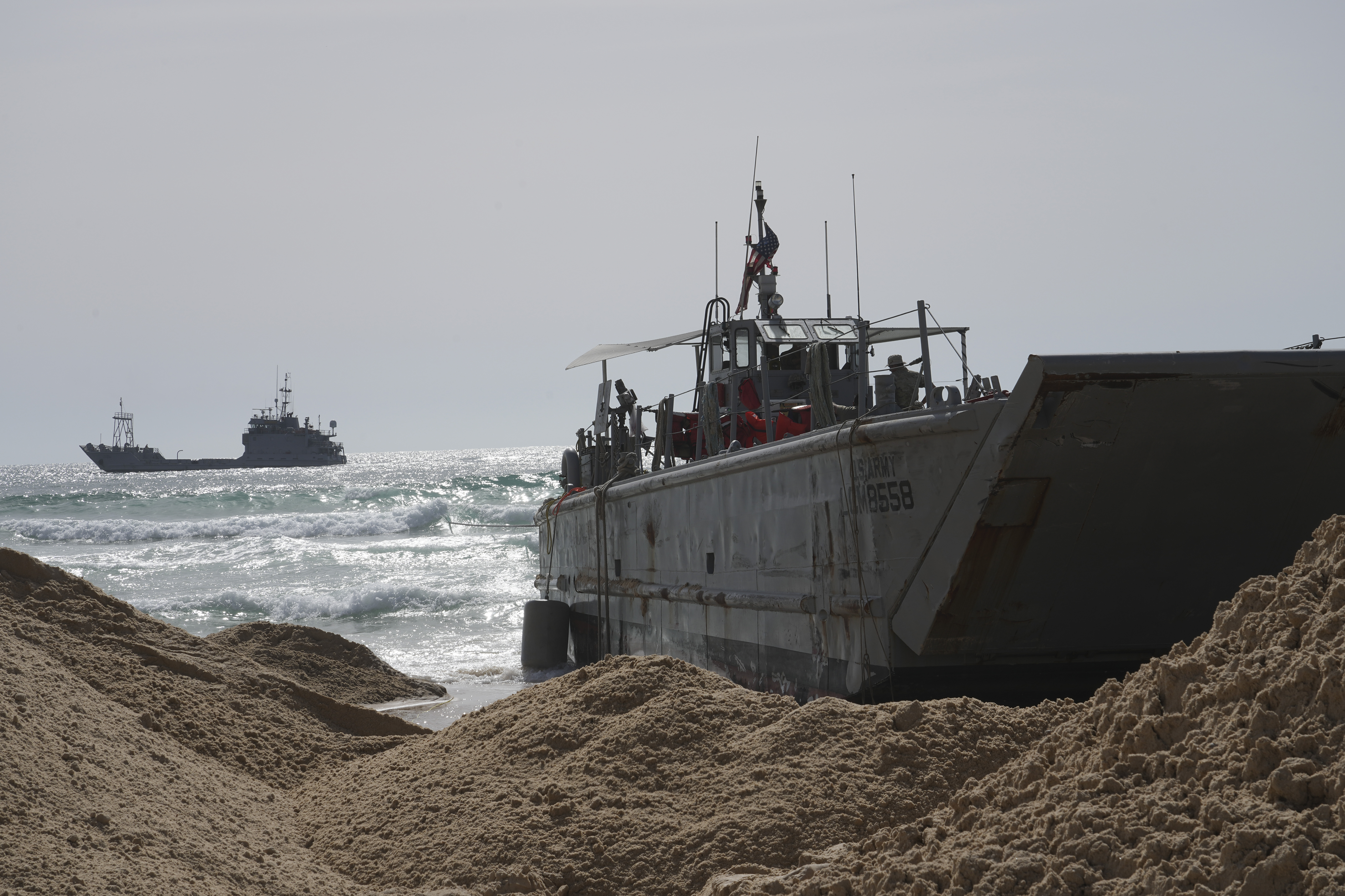 Ett amerikanskt krigsfartyg som strandade efter ha från nödpiren vid Gazas strand. Foto: Tsafrir Abayov/AP/TT