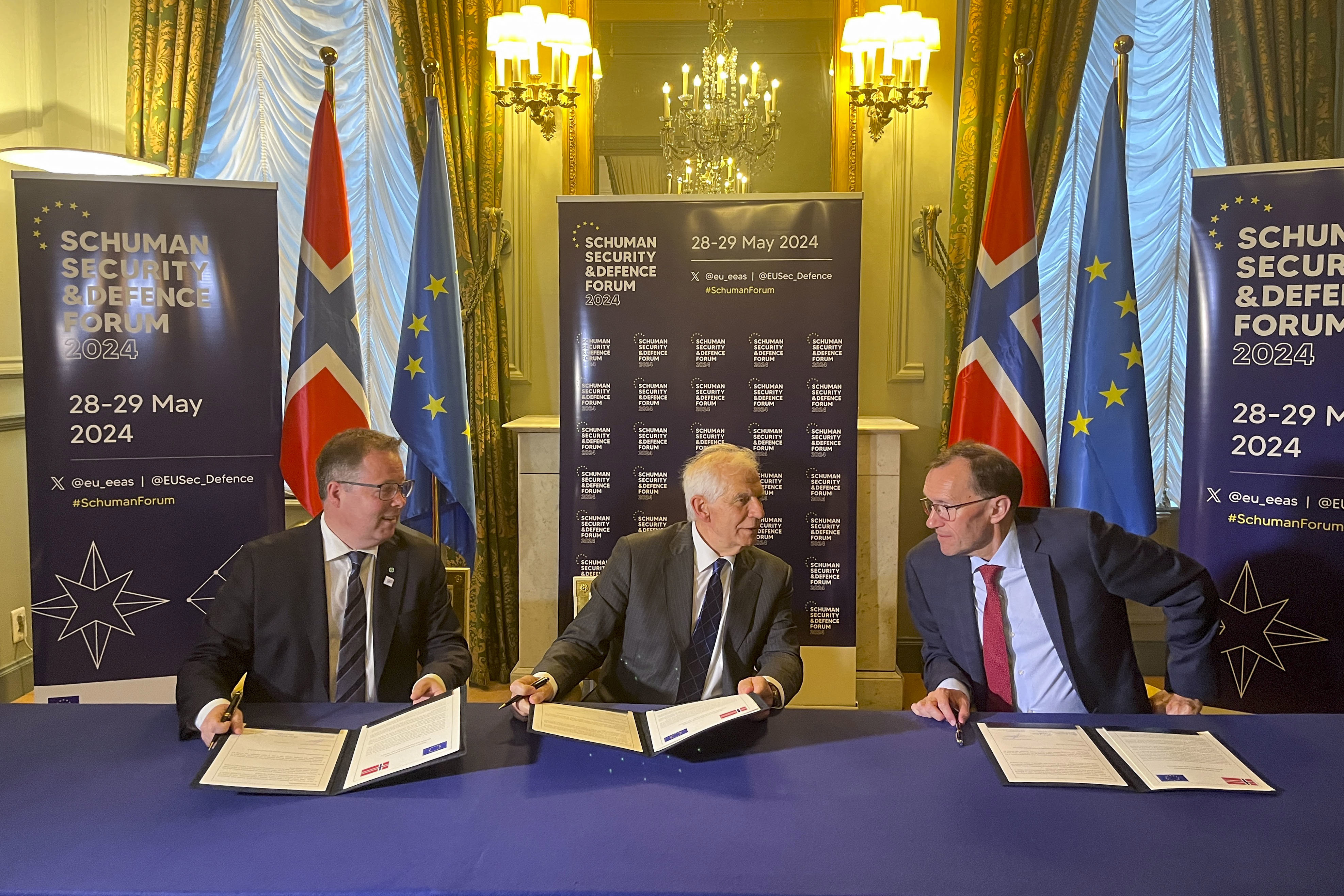 Norges försvarsminister Bjørn Arild Gram (Sp) och utrikesminister Espen Barth Eide (Ap) på var sin sida om EU:s utrikeschef Josep Borrell när EU och Norge undertecknar ett samarbetsavtal. Foto: Bibiana D. Piene/NTB/TT