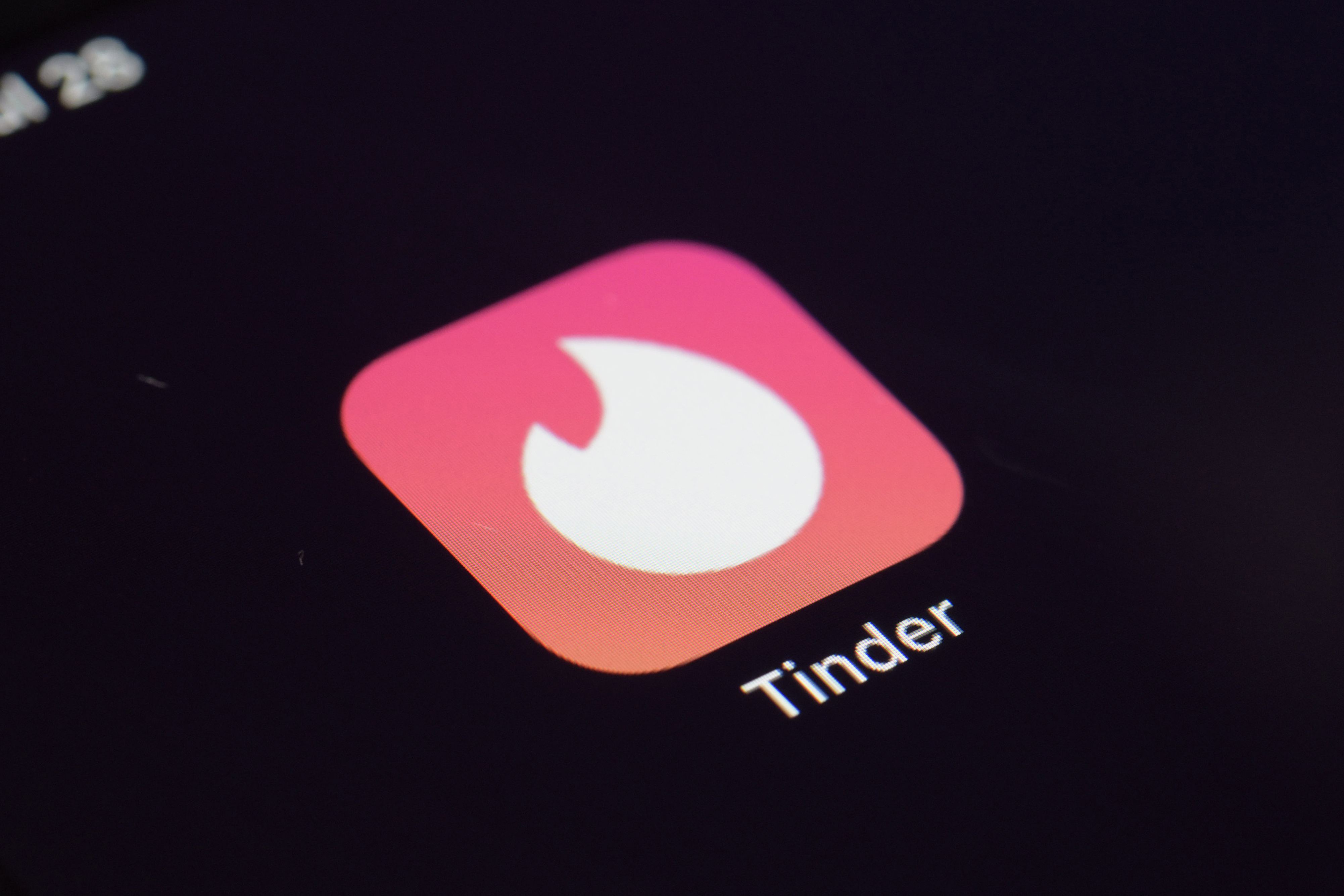 En man som svindlat kvinnor han träffat på Tinder har dömts. Arkivbild. Foto: Patrick Sison/AP/TT