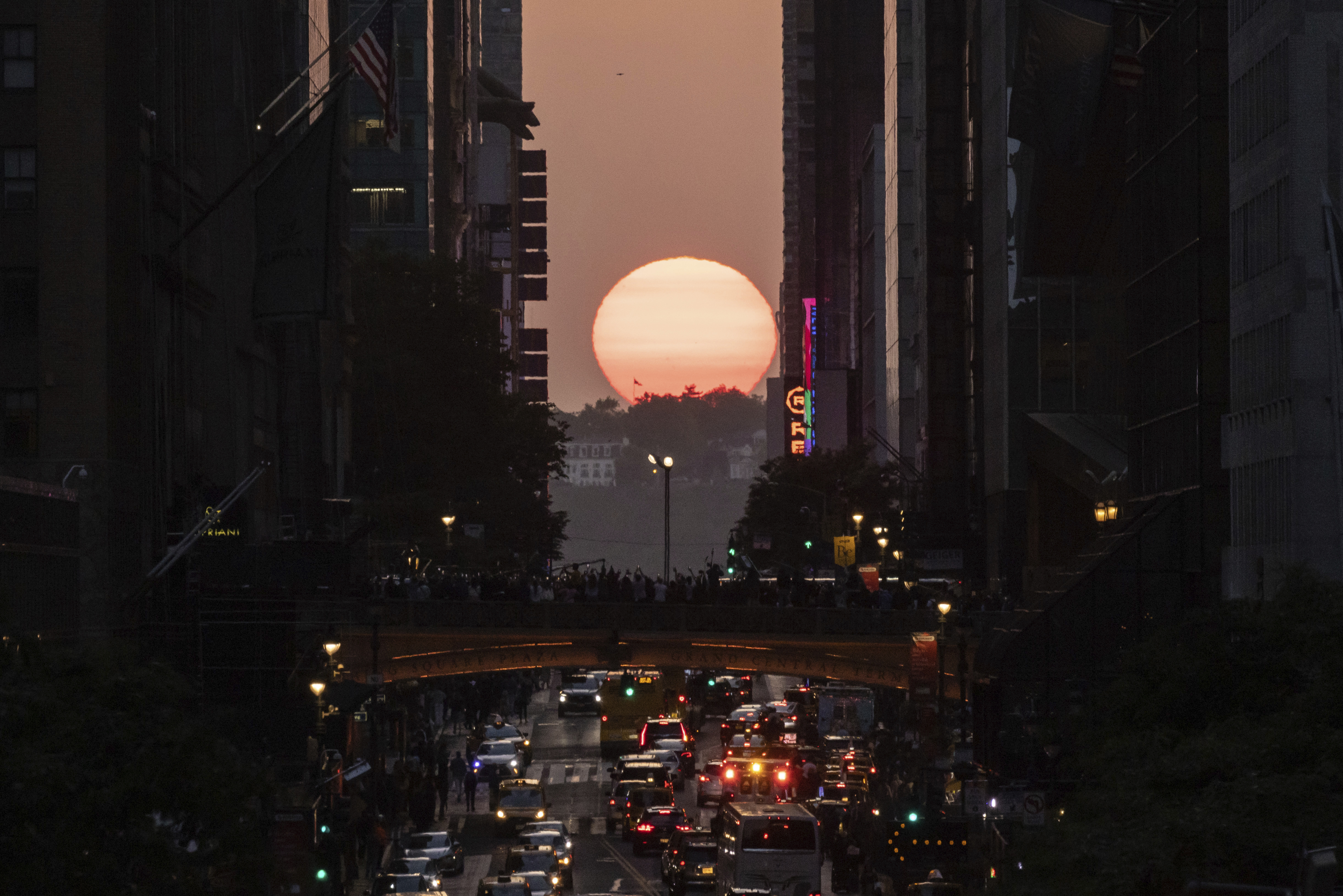 Manhattanhenge – New Yorks svar på Stonehenge. Bilen är från förra årets händelse, sedd från 42 andra gatan på Manhattan. Foto: Yuki Iwamura/AP/TT