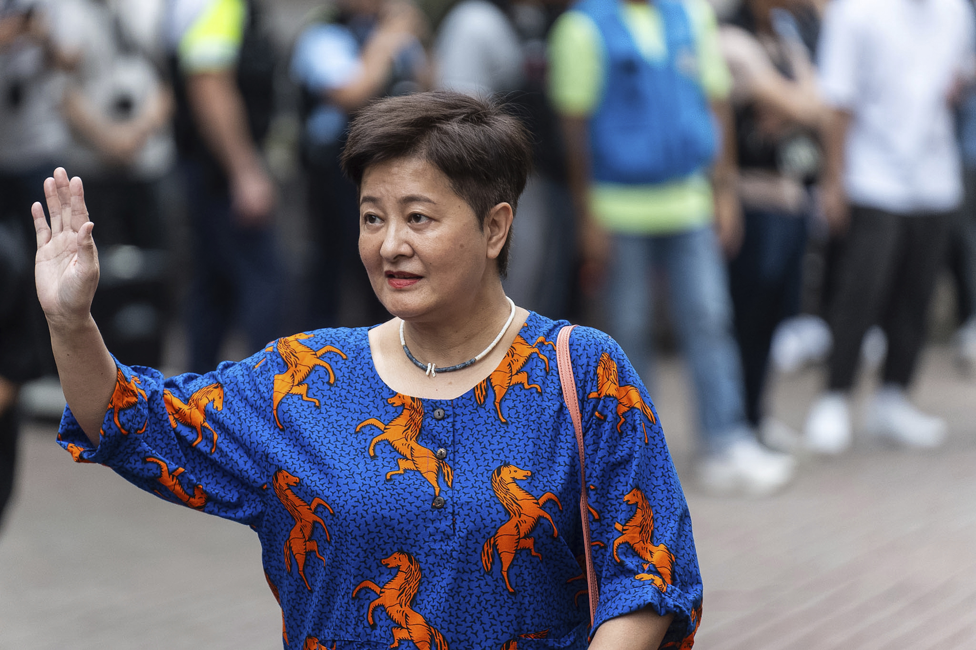 Helena Wong, en tidigare prodemokratisk politiker, anlände till domstolen i Hongkong på torsdagen, där hon fick sin dom uppläst. Foto: Chan Long Hei/AP/TT