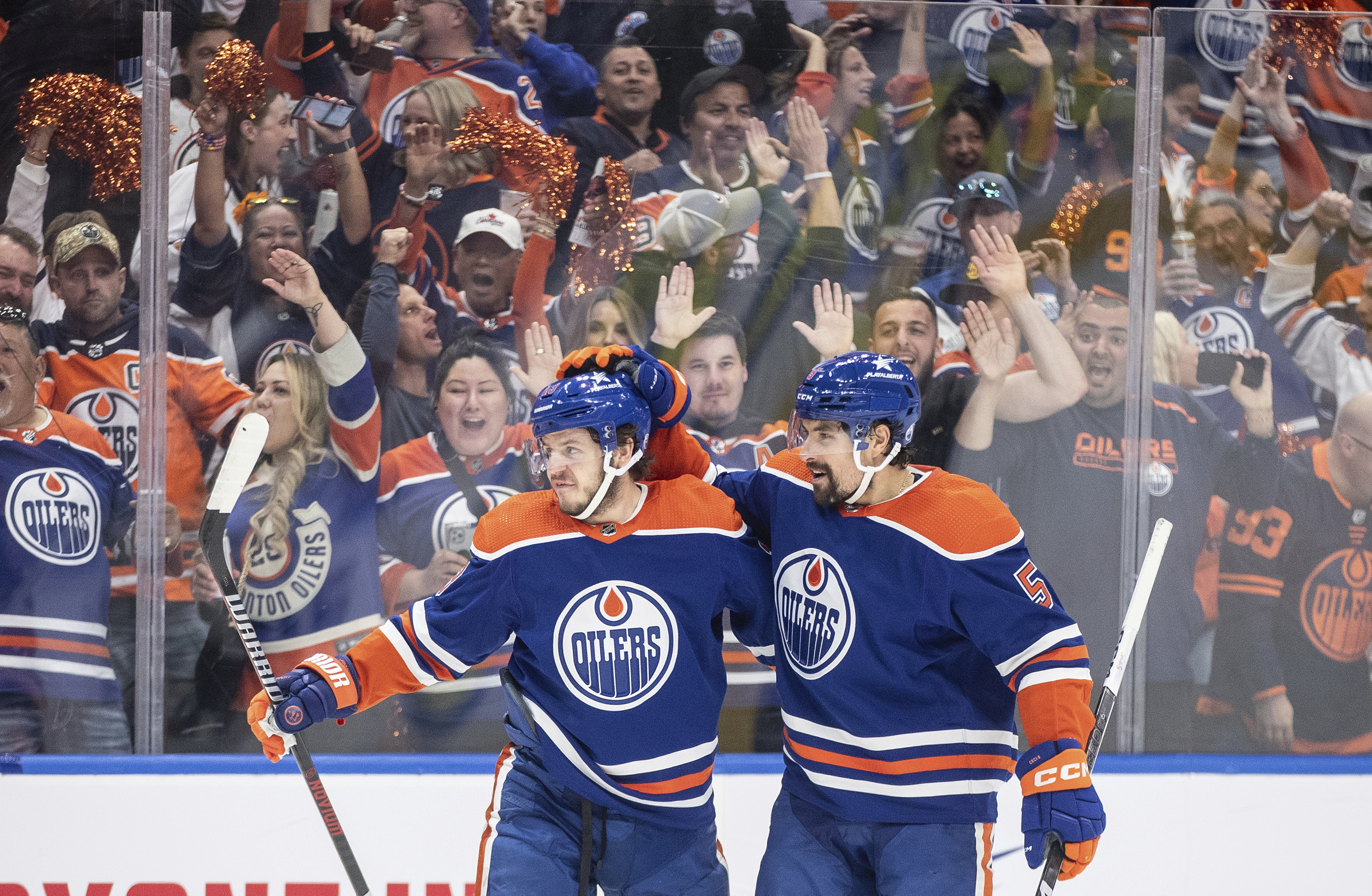 Edmontons Mattias Janmark firar ett mål tillsammans med lagkamraten Cody Ceci. Foto: Jason Franson/AP/TT