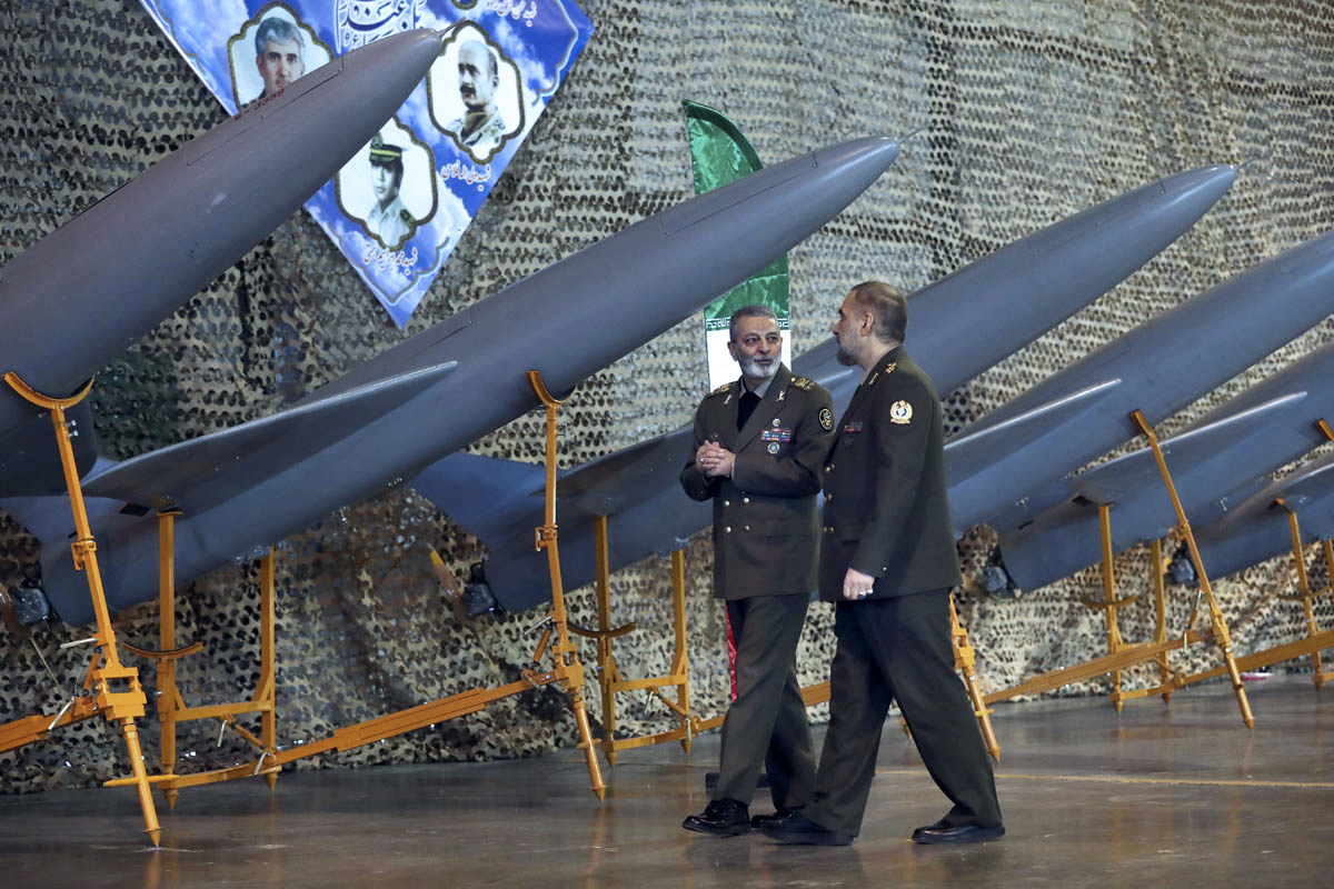 Irans försvarsminister Mohammad Reza Gharaei Ashtiani (till höger) beläggs med EU-sanktioner. Här på arkivbild med iranska drönare. Foto: Irans militär via AP/TT