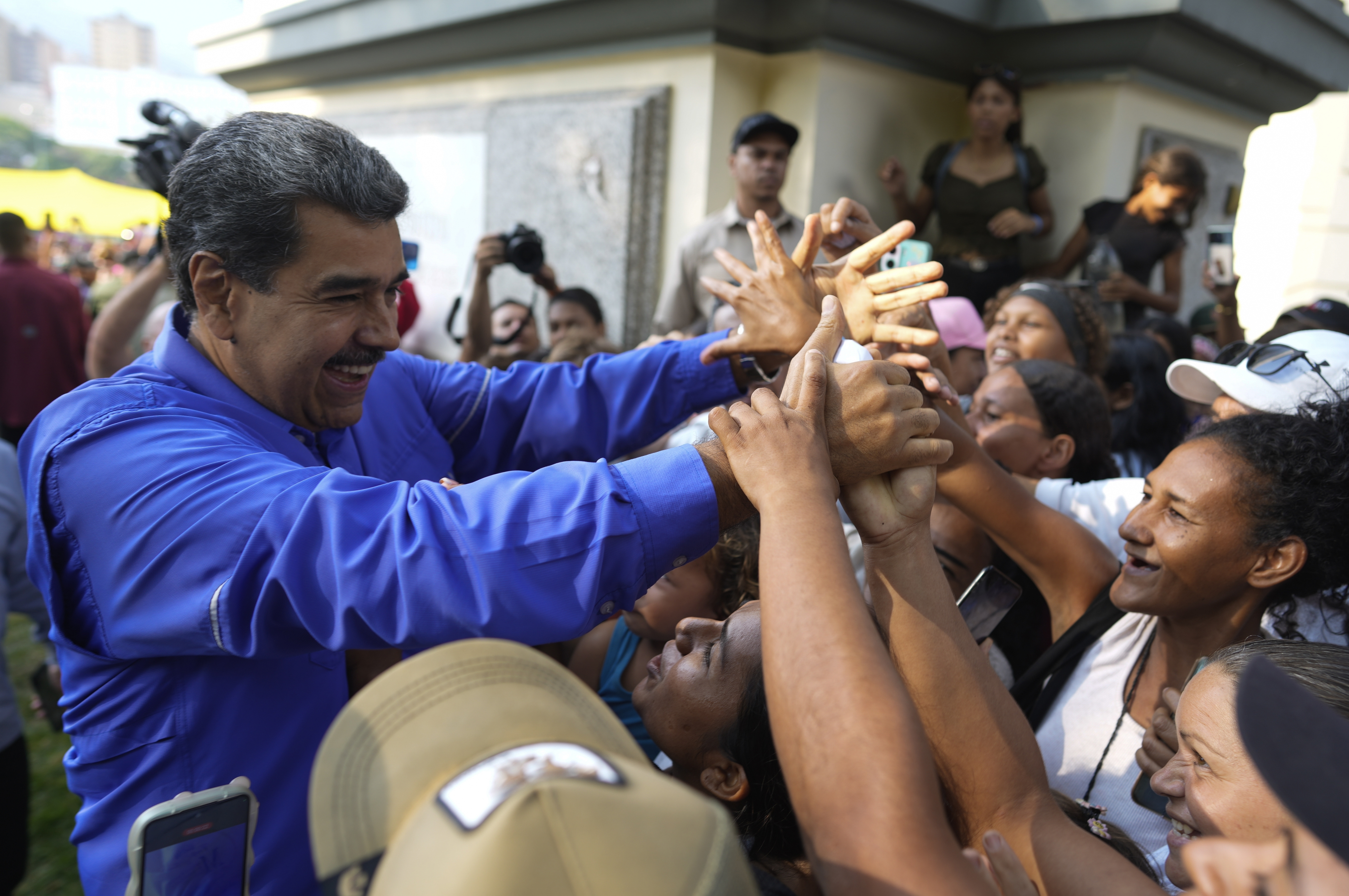Venezuelas president Nicolás Maduro, som kampanjar för en tredje mandatperiod, möter anhängare vid ett politiskt möte. Arkivbild. Foto: Ariana Cubillos/AP