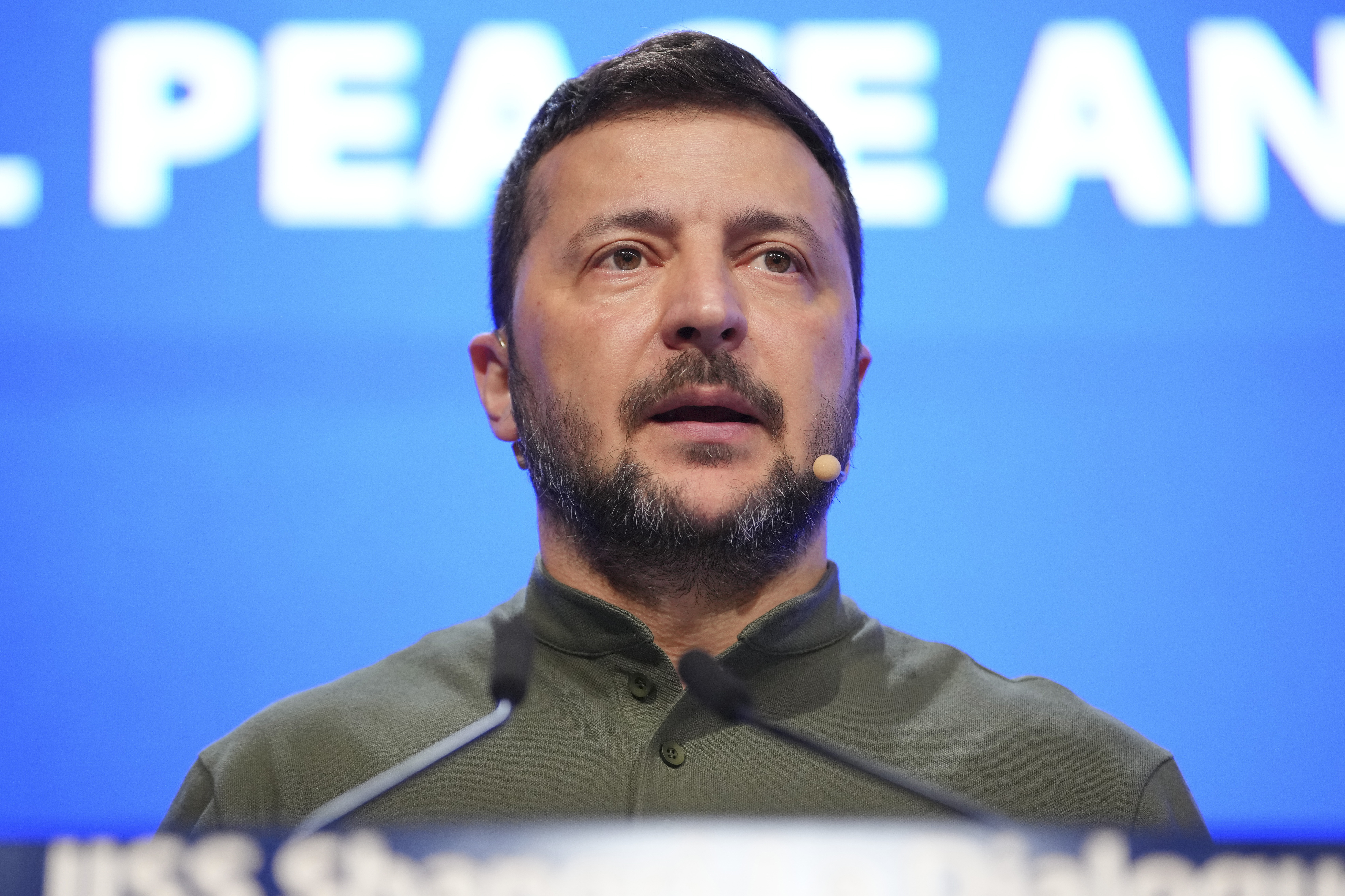 Ukrainas president Volodymyr Zelenskyj under försvarskonferensen Shangri-La i Singapore. Foto: Vincent Thian/AP/TT