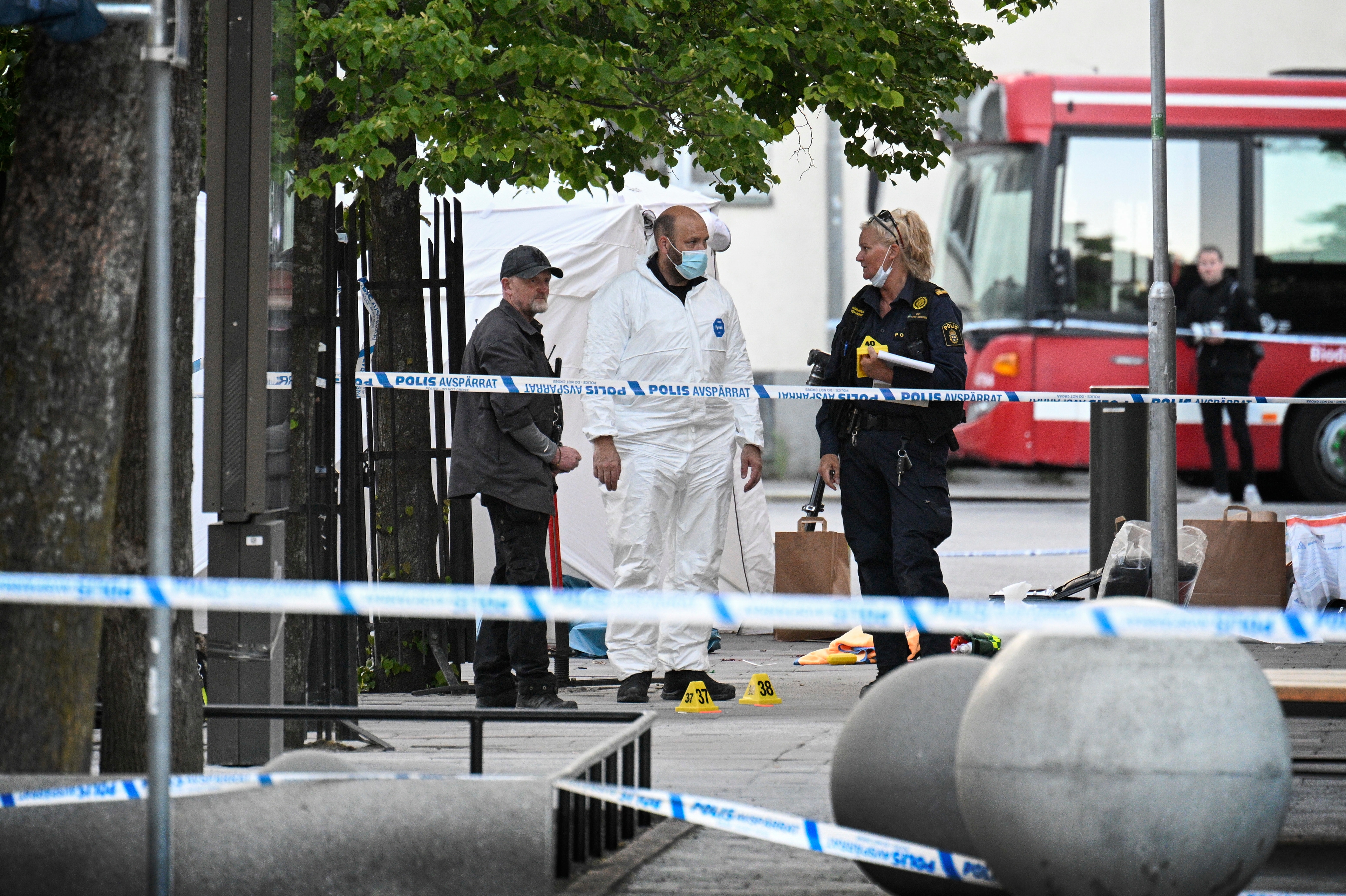 Avspärrningar vid Farsta centrum efter skottlossningen den 10 juni 2023. Två personer dog och fyra andra skadades. Foto: Anders Wiklund/TT