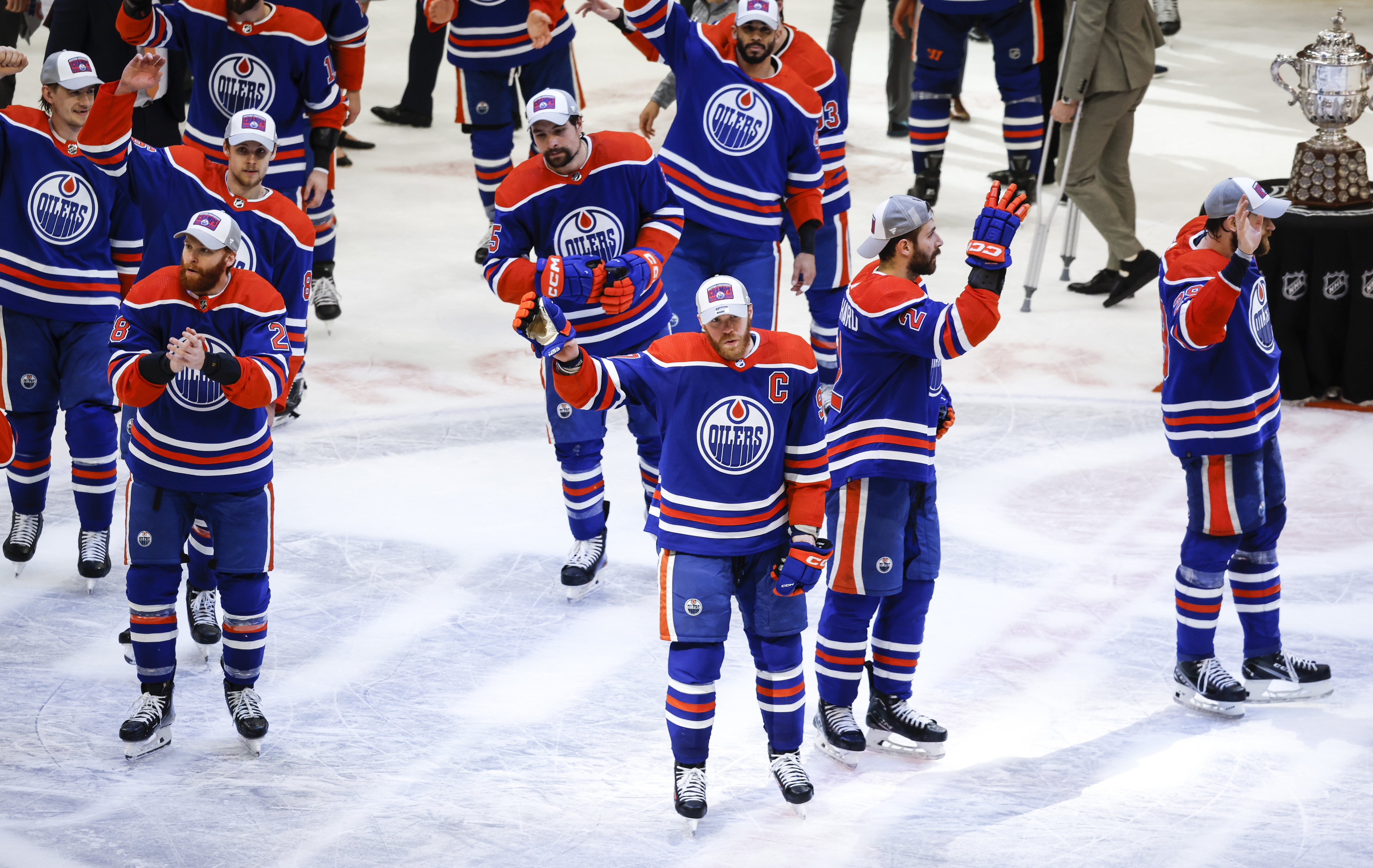 Edmontonspelare firar med publiken efter att ha slagit ut Dallas i det sjätte semifinalmötet. Foto: Jeff McIntosh/AP/TT