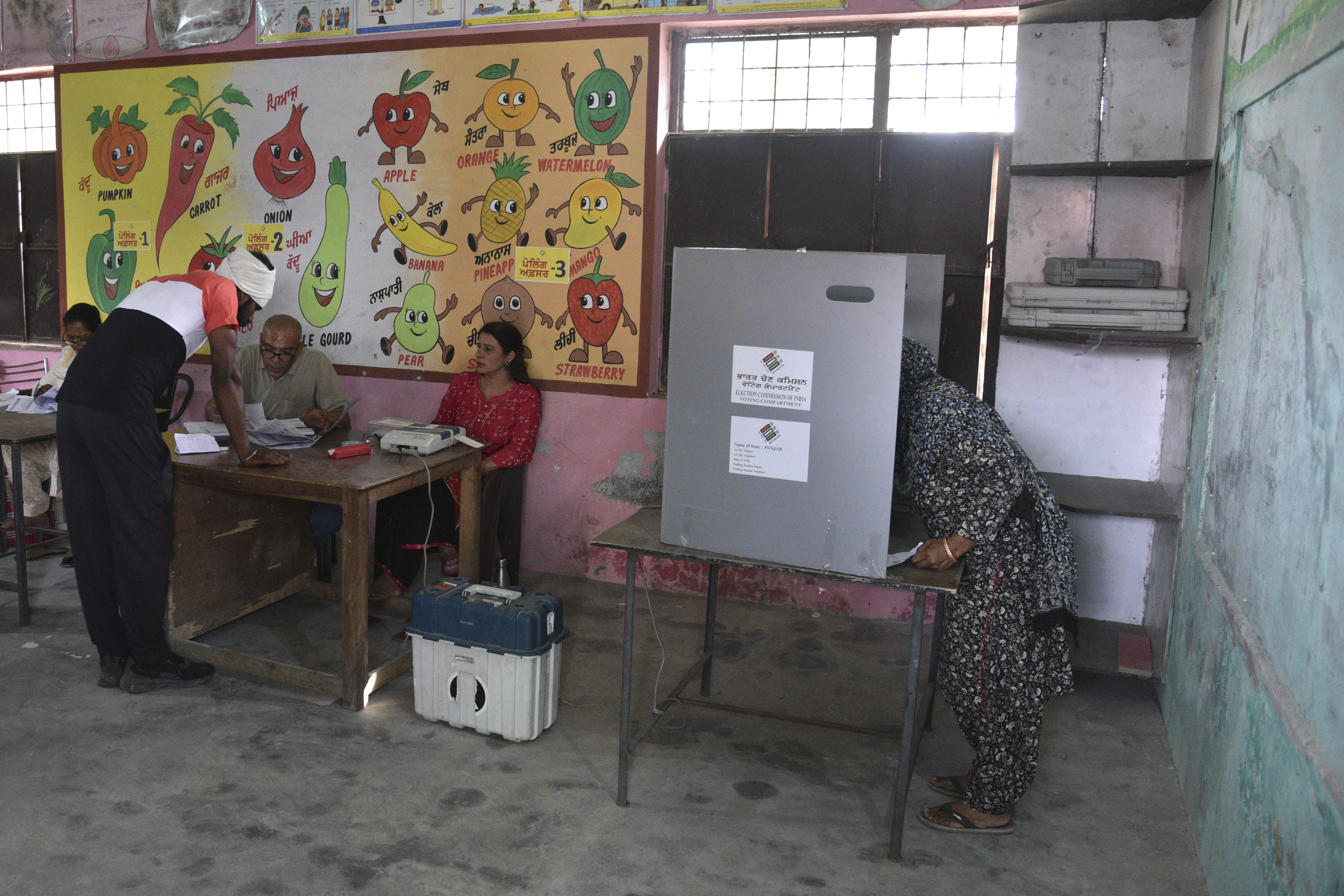 En kvinna röstar i Amritsar i Indien den 1 juni. Landets sex veckor långa val når sitt slut och runt 642 miljoner indier har röstat. Foto: Prabhjot Gill/AP/TT