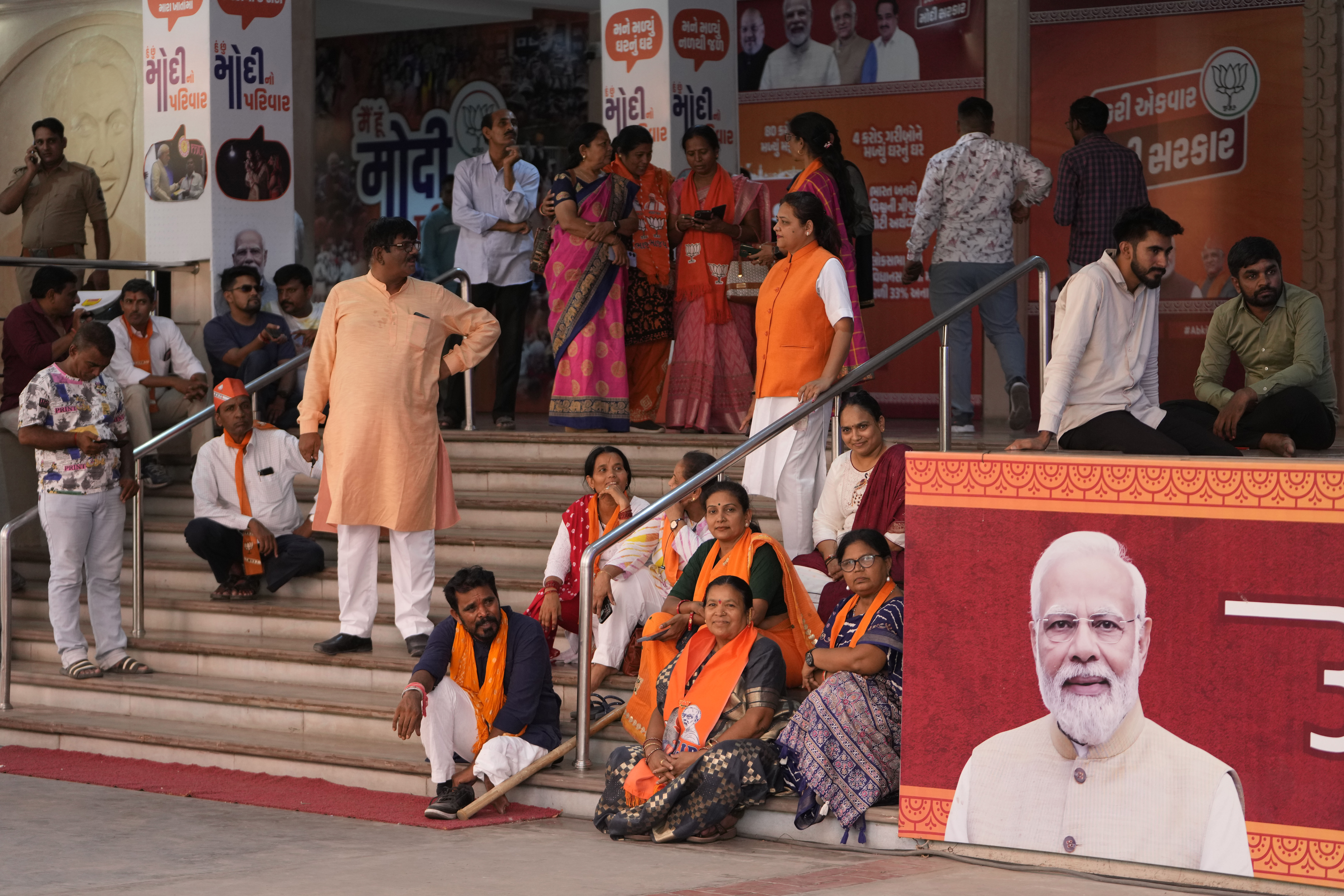 Smått avslagen stämning när BJP-anhängare följer rösträkningen på tv-skärmar i Gandhinagar i Narendra Modis hemstat Gujarat. Foto: Ajit Solanki/AP/TT