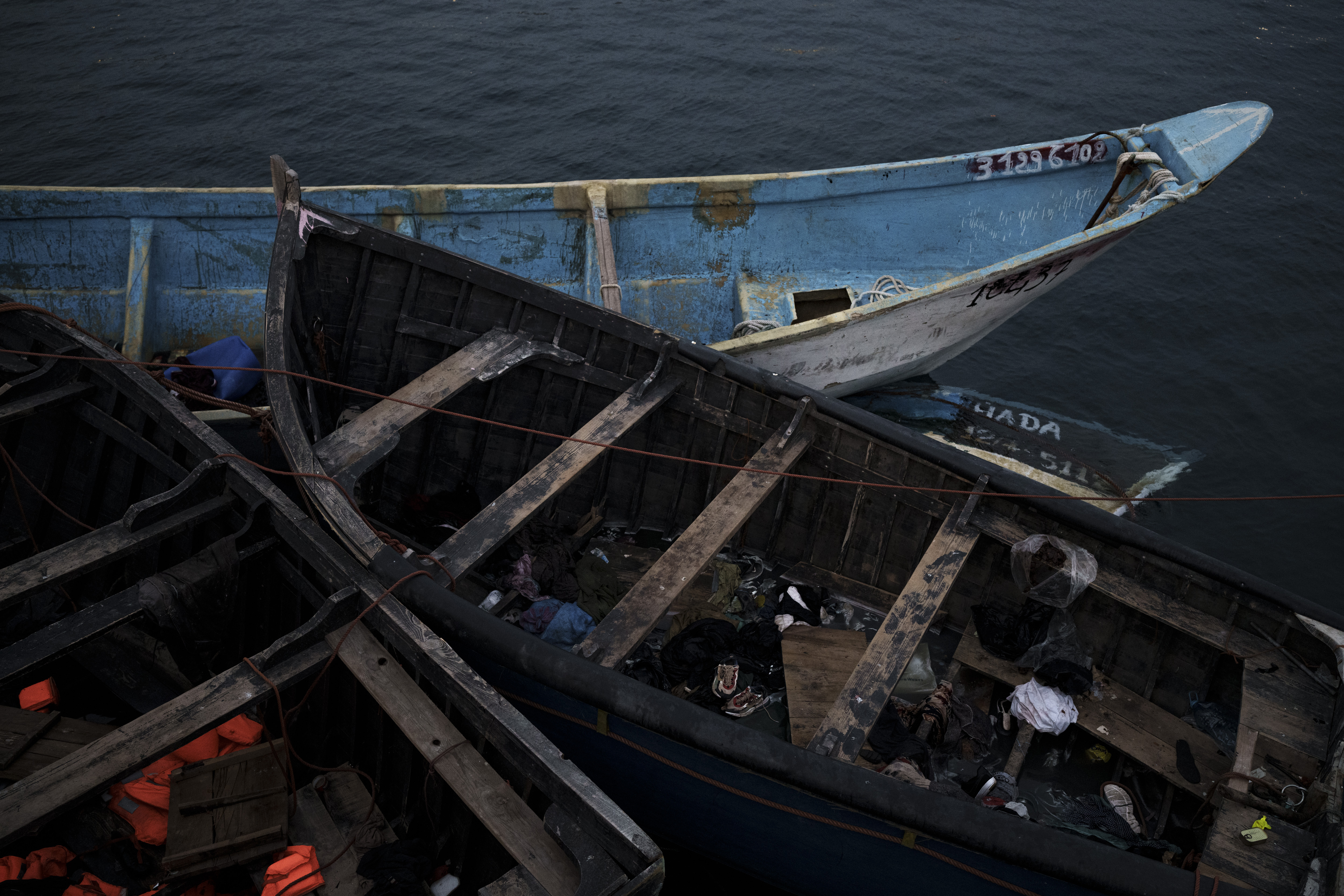 Tomma migrantbåtar i hamnen i Arguineguín på Gran Canaria i november 2021. Foto: Felipe Dana/AP/TT