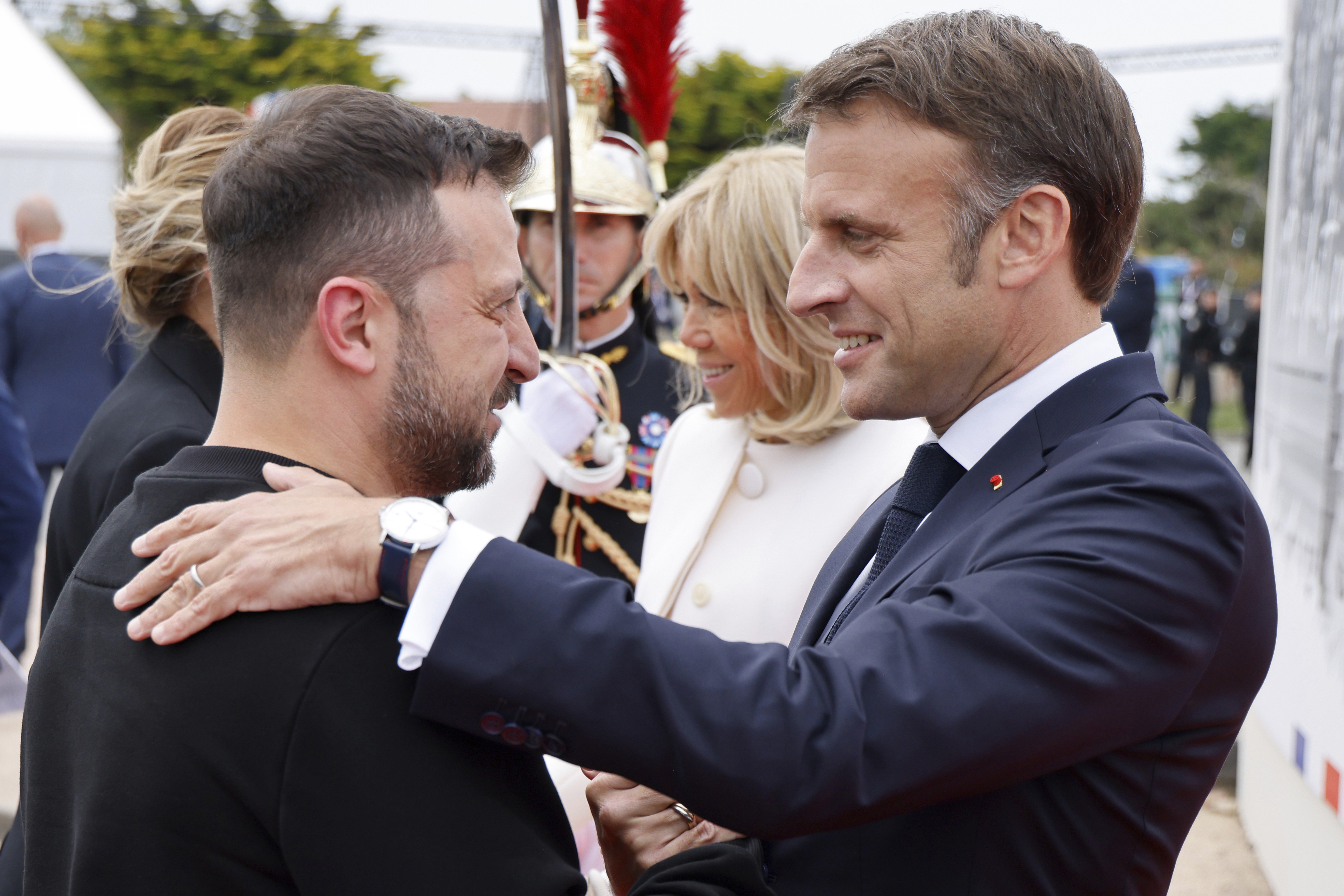 Ukrainas president Volodymyr Zelenskyj och Frankrikes president Emmanuel Macron hälsar i Normandie på torsdagen. Foto: Ludovic Marin/AP/TT