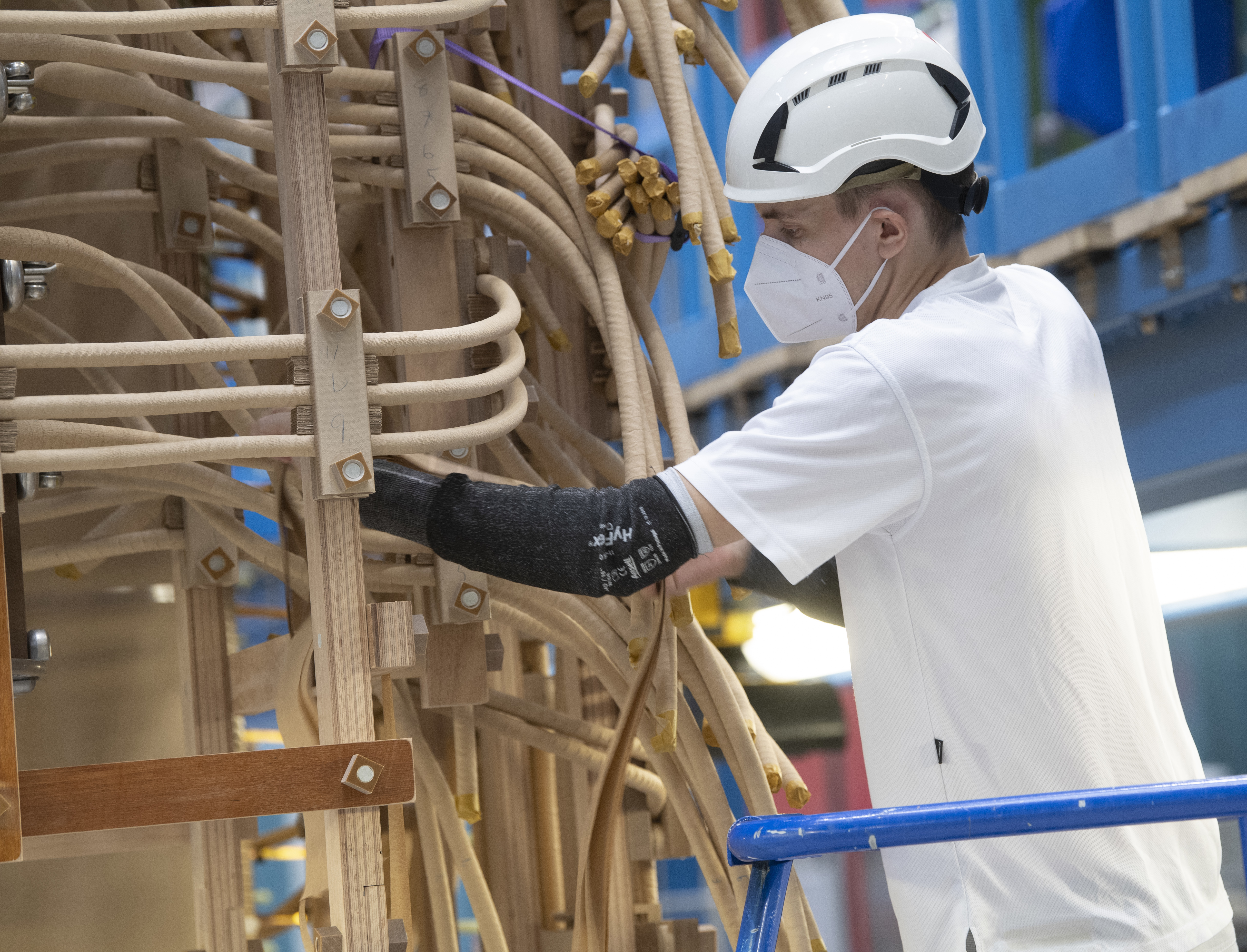 En arbetare på Hitachi i Ludvika. Företaget är specialiserat på elöverföring och kraftnät. Arkivbild. Foto: Fredrik Sandberg/TT