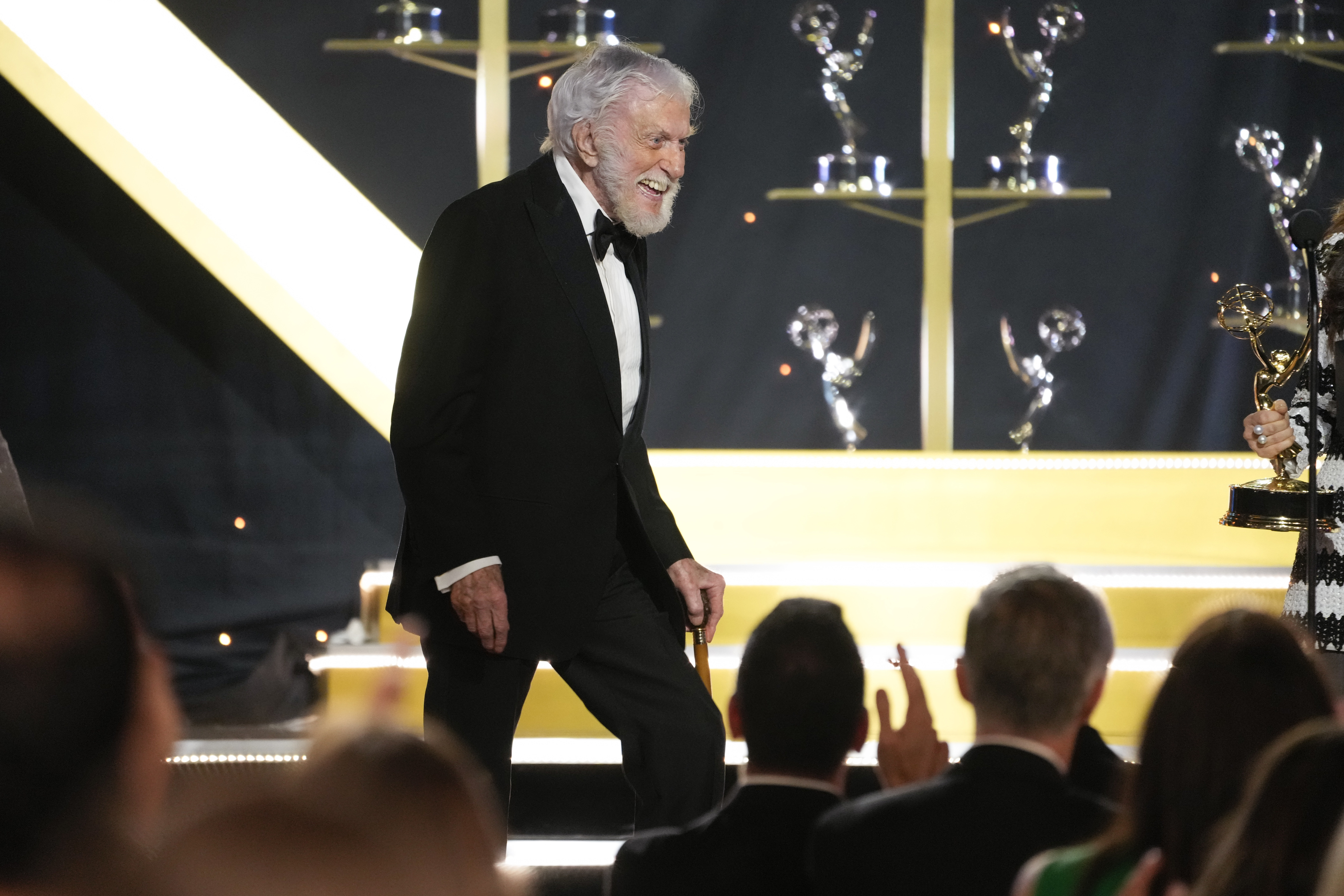 Dick Van Dyke tar emot en Emmy för sin roll i såpoperan "Våra bästa år". Foto: Chris Pizzello/AP/TT