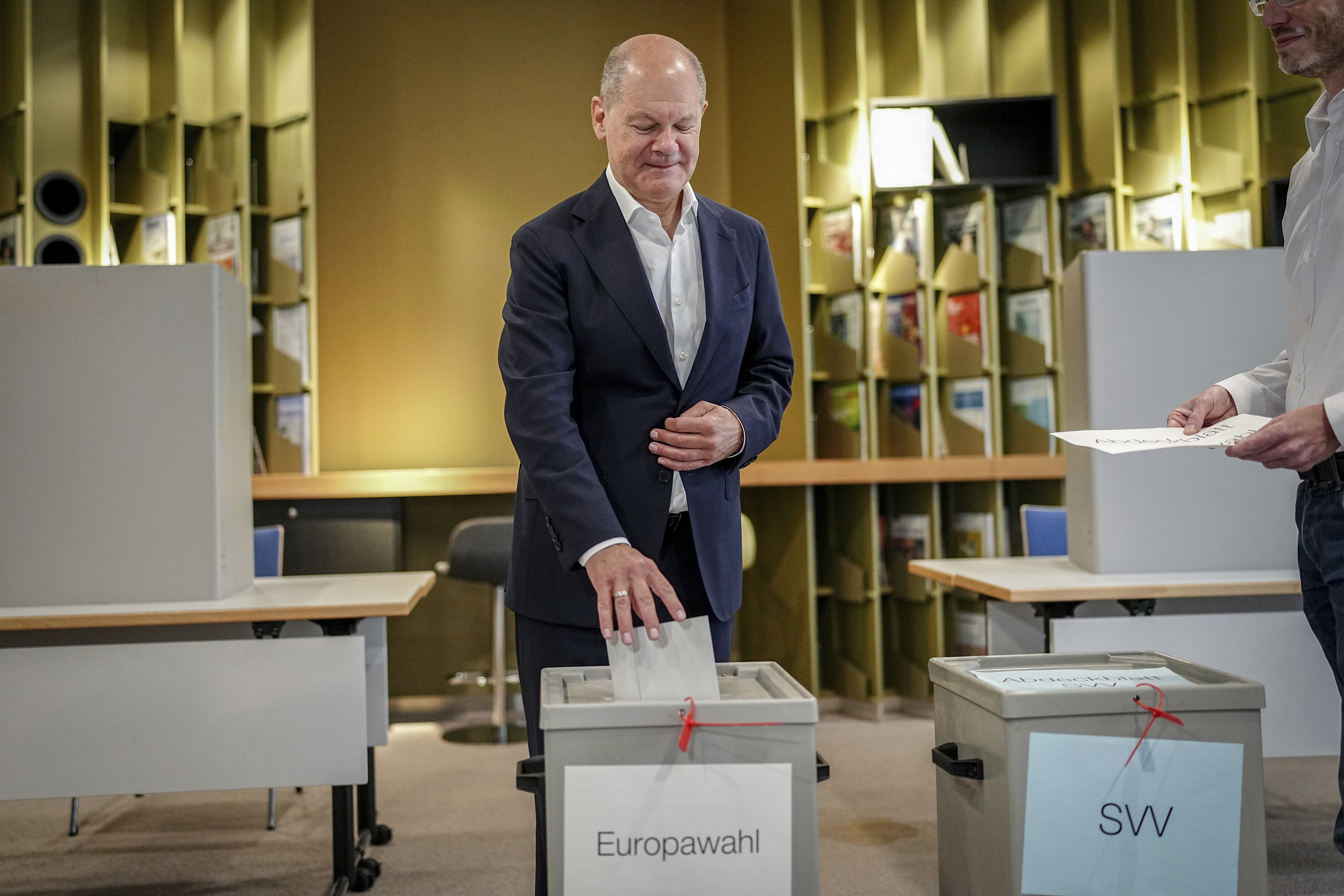 Olaf Scholz röstar i Potsdam på söndagen. Foto: Kay Nietfeld/DPA via AP/TT
