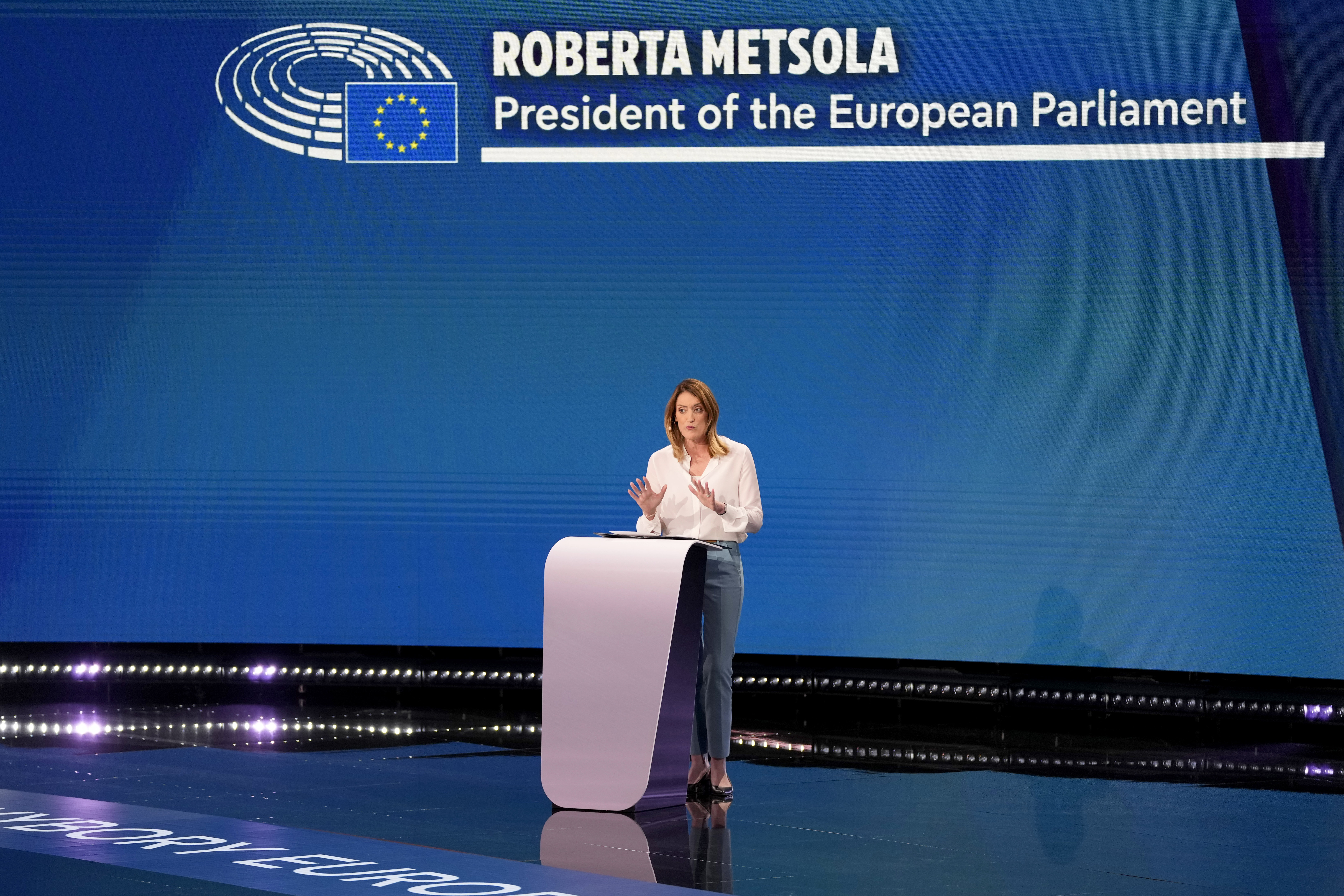 EU-parlamentets talman Roberta Metsola informerar pressen i plenisalen i Bryssel. Foto: Virginia Mayo/AP/TT