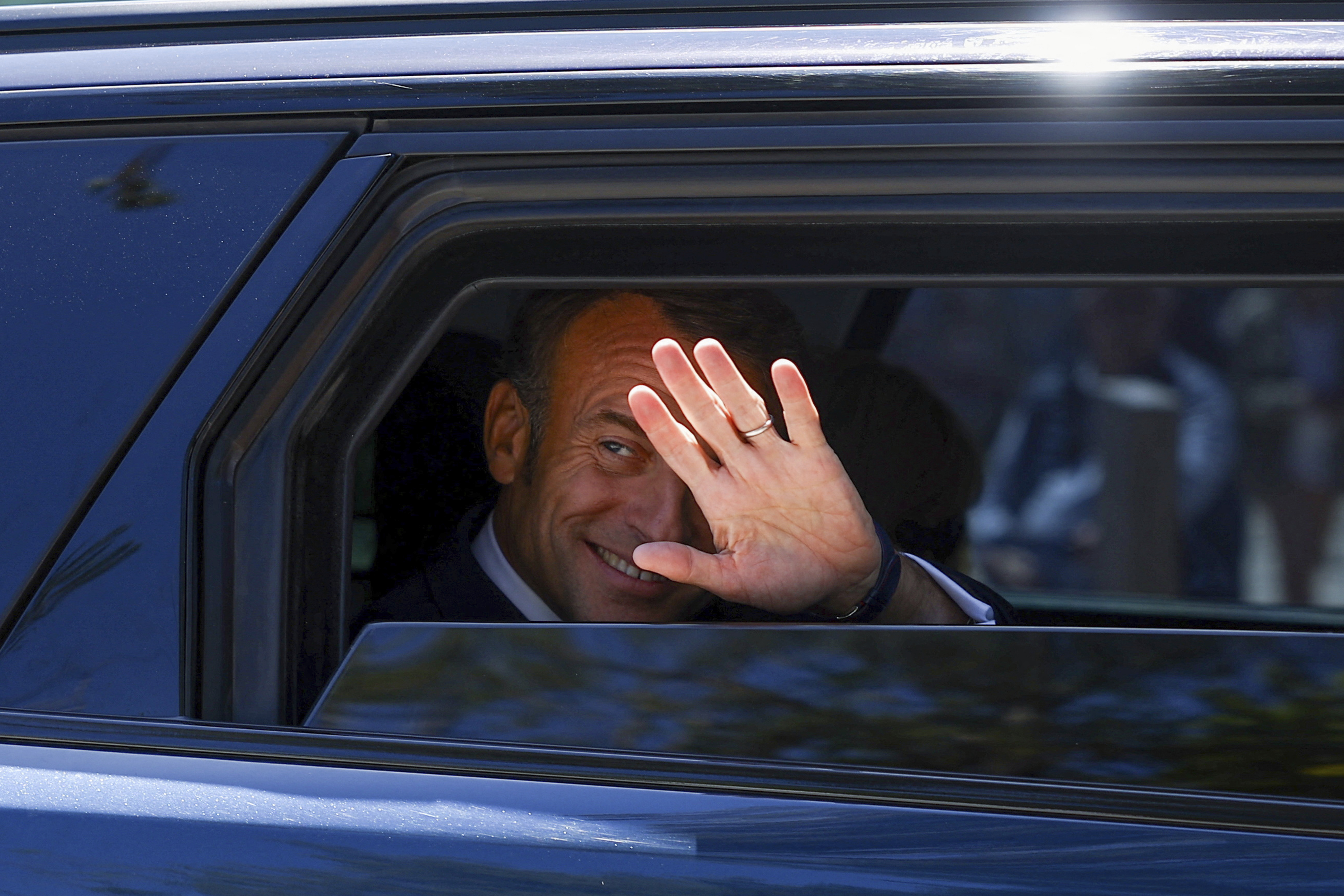 Frankrikes president Emmanuel Macron, fotograferad efter att han röstat på söndagen. Foto: Hannah McKay/AP/TT