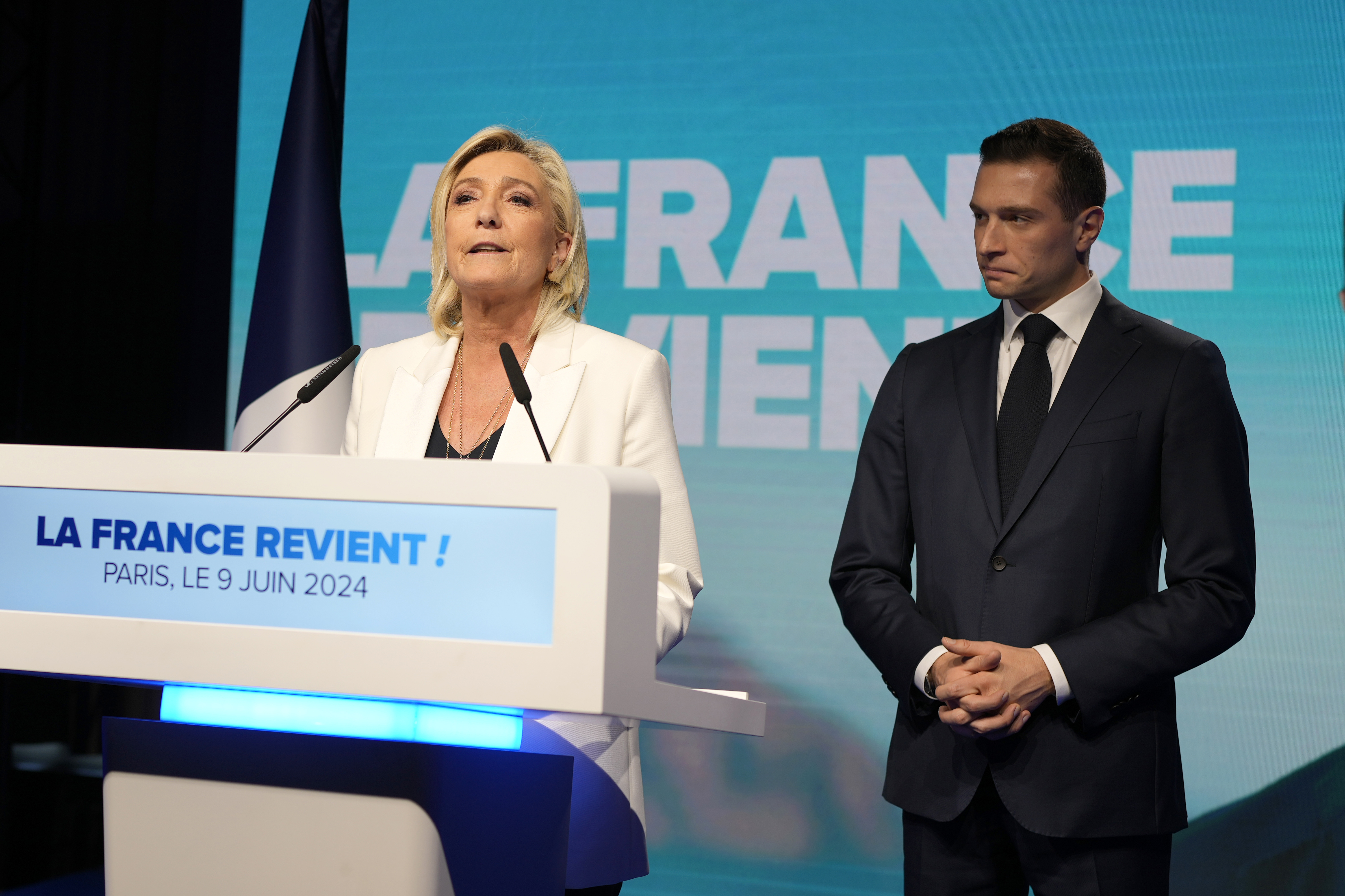 Nationell samlings galjonsfigur Marine Le Pen tillsammans med partiledaren och toppkandidaten i EU-valet, Jordan Bardella. Foto: Lewis Joly/AP/TT