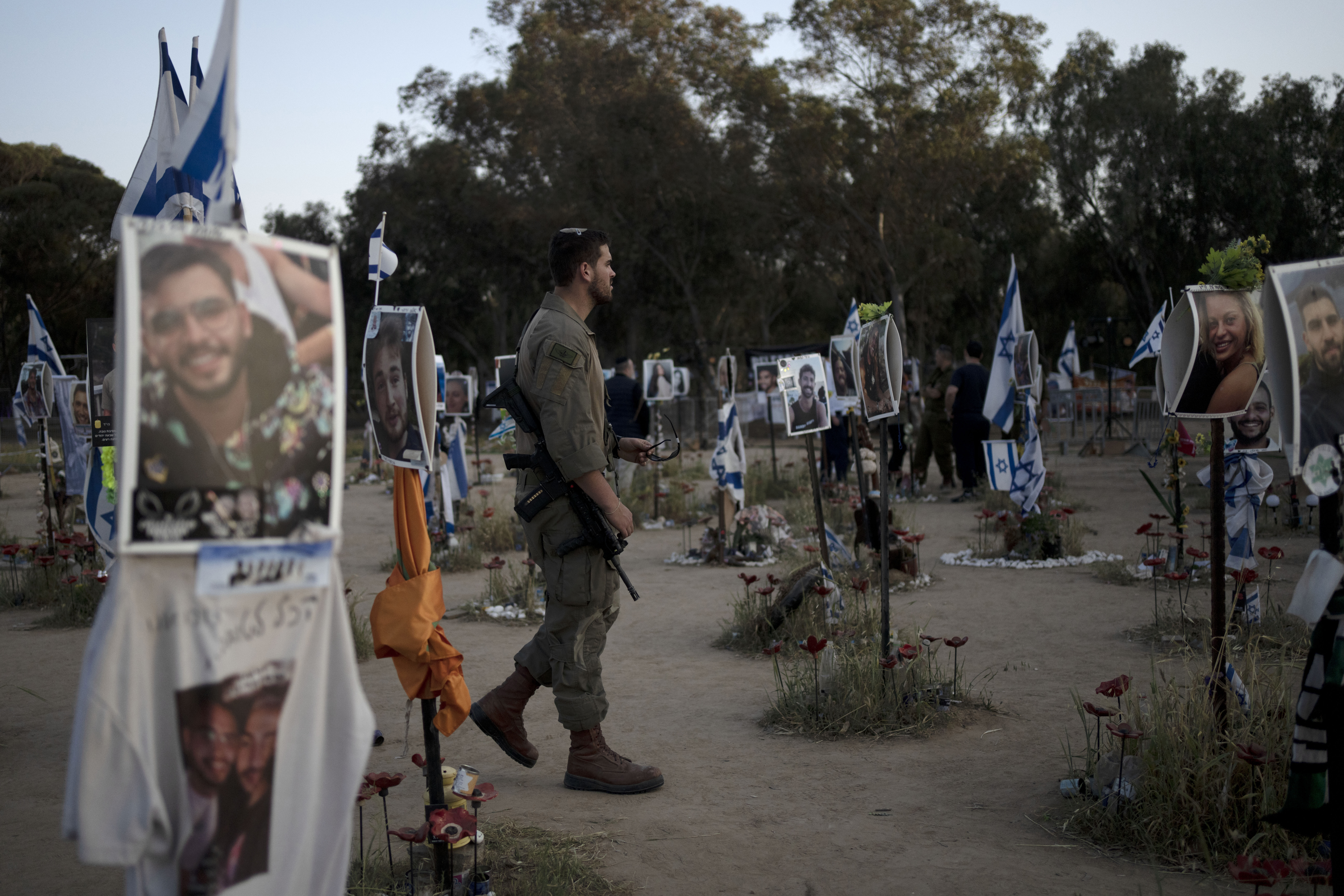 En israelisk soldat vid minnesplatsen för de israeler som dödades vid musikfestivalen Nova under Hamas terrorattack den 7 oktober. Foto: Maya Alleruzzo/AP/TT
