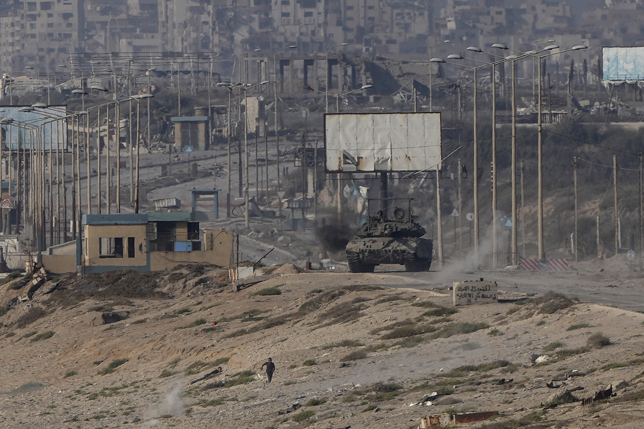 Ett förslag om vapenvila har passerat FN:s säkerhetsråd och väntar på slutgiltiga godkännanden av Gazakrigets parter. Den här bilden togs i söndags i centrala Gaza. Foto: Abdel Kareem Hana/AP/TT