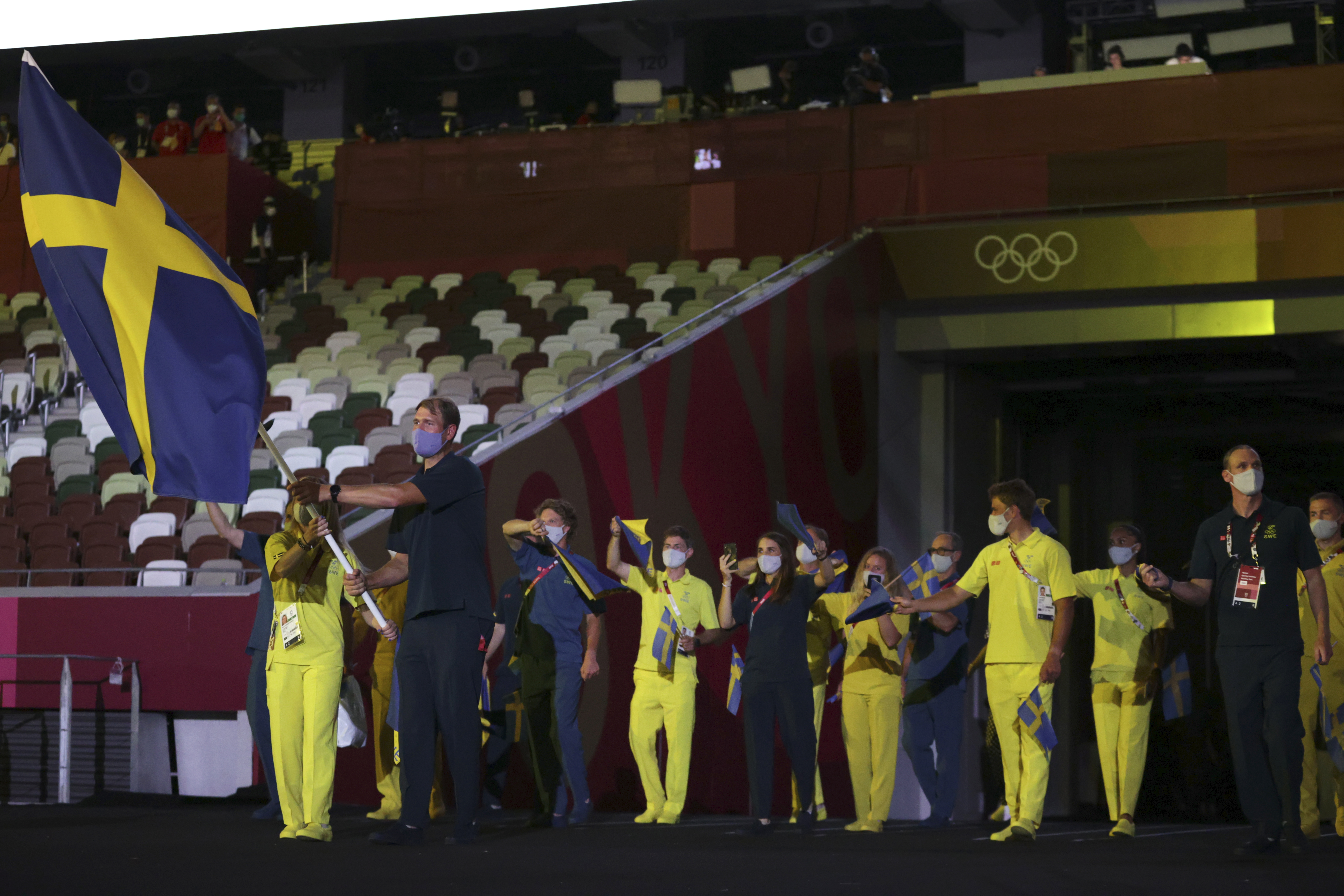 Delar av den svenska truppen under OS-invigningen i Tokyo 2021. Arkivbild. Foto: Hannah McKay/AP/TT