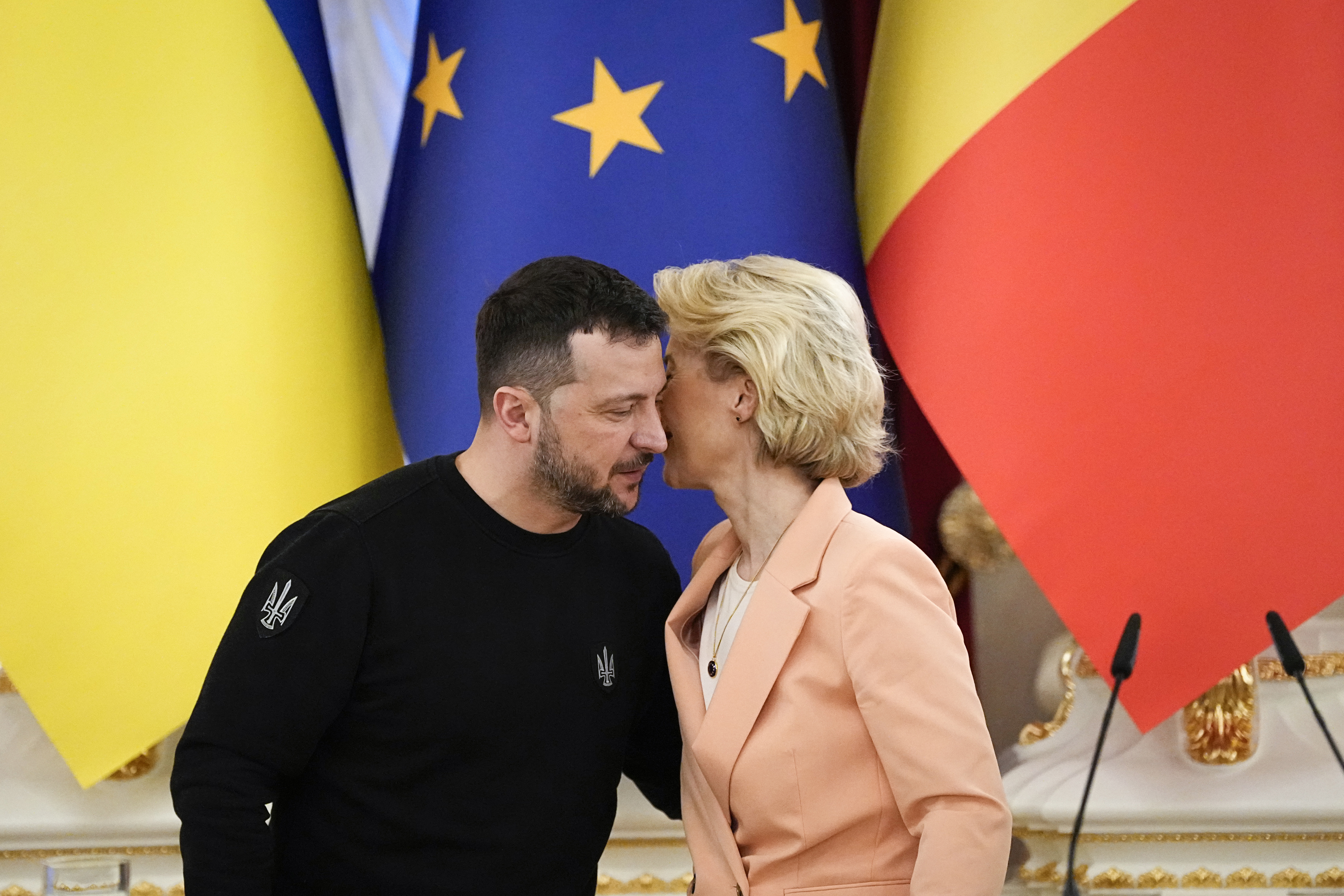 Ukrainas president Volodymyr Zelenskyj och EU-kommissionens ordförande Ursula von der Leyen under ett möte i Kiev i februari. Foto: Efrem Lukatsky/AP/TT