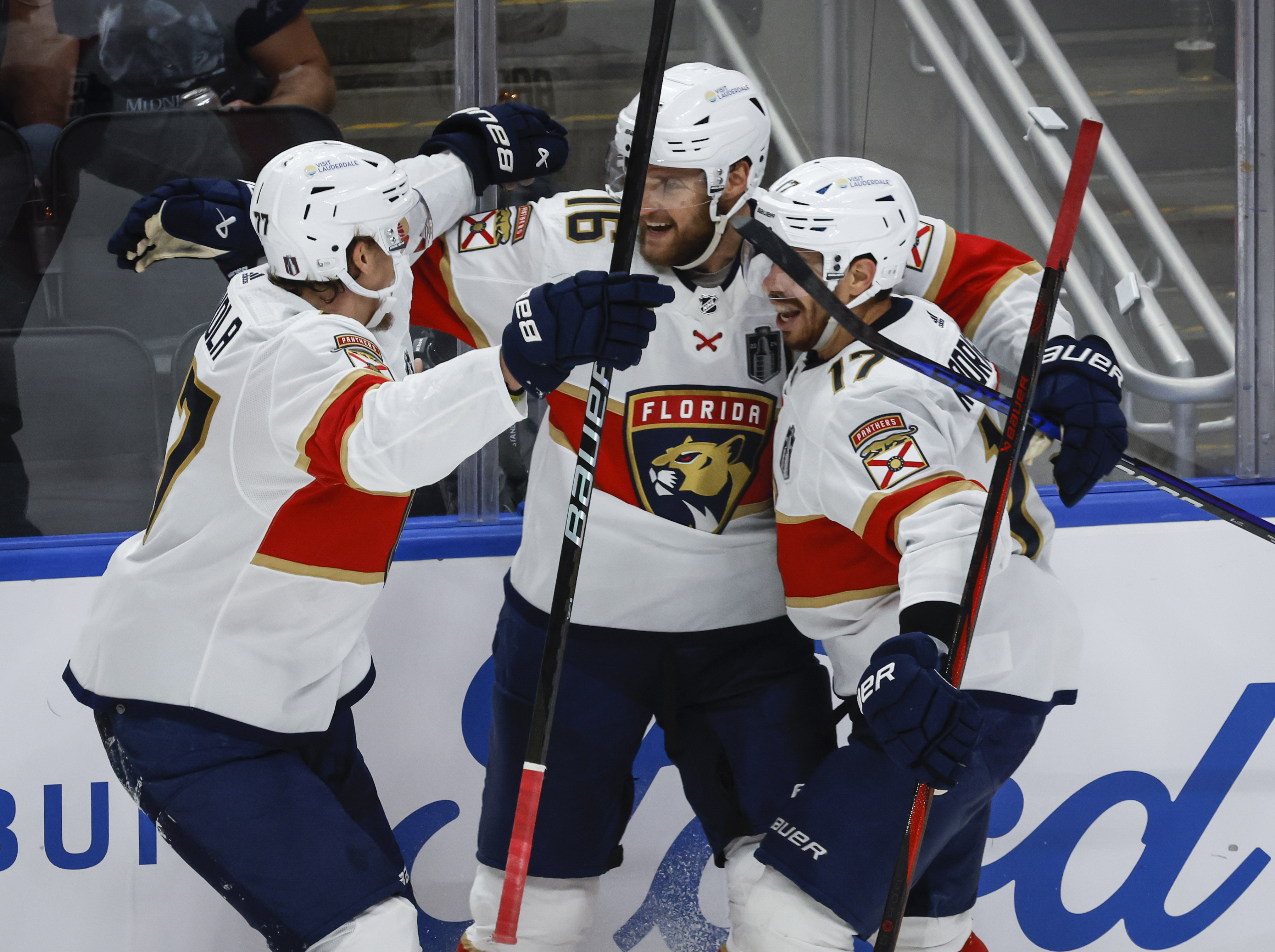 Floridas Aleksander Barkov, Niko Mikkola och Evan Rodrigues firar efter ett av matchens fyra mål mot Edmonton. Foto: Jeff McIntosh/The Canadian Press via AP/TT