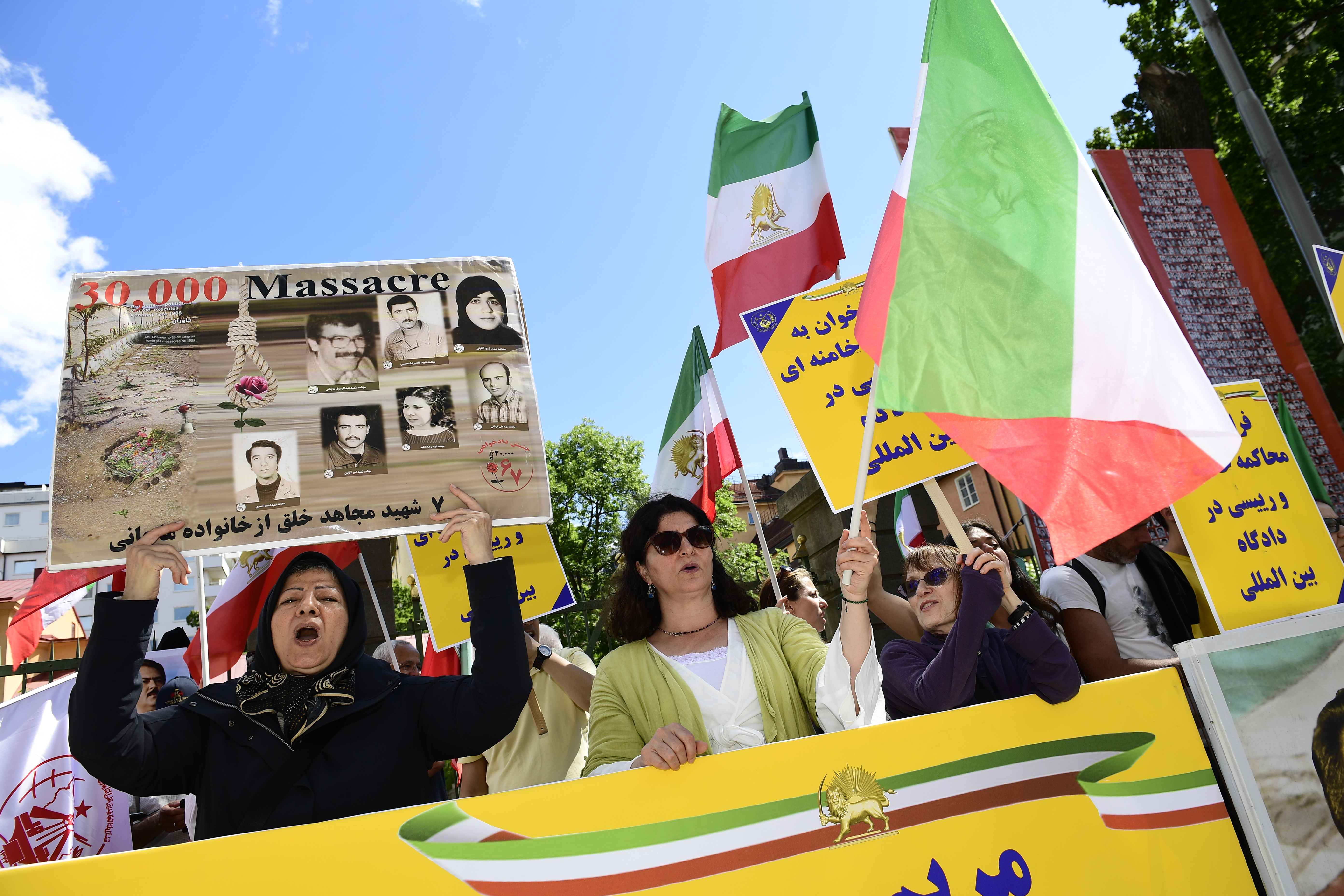 Protester utanför Stockholms tingsrätt i samband med rättegången mot Hamid Noury. Arkivbild. Foto: Chris Anderson / TT