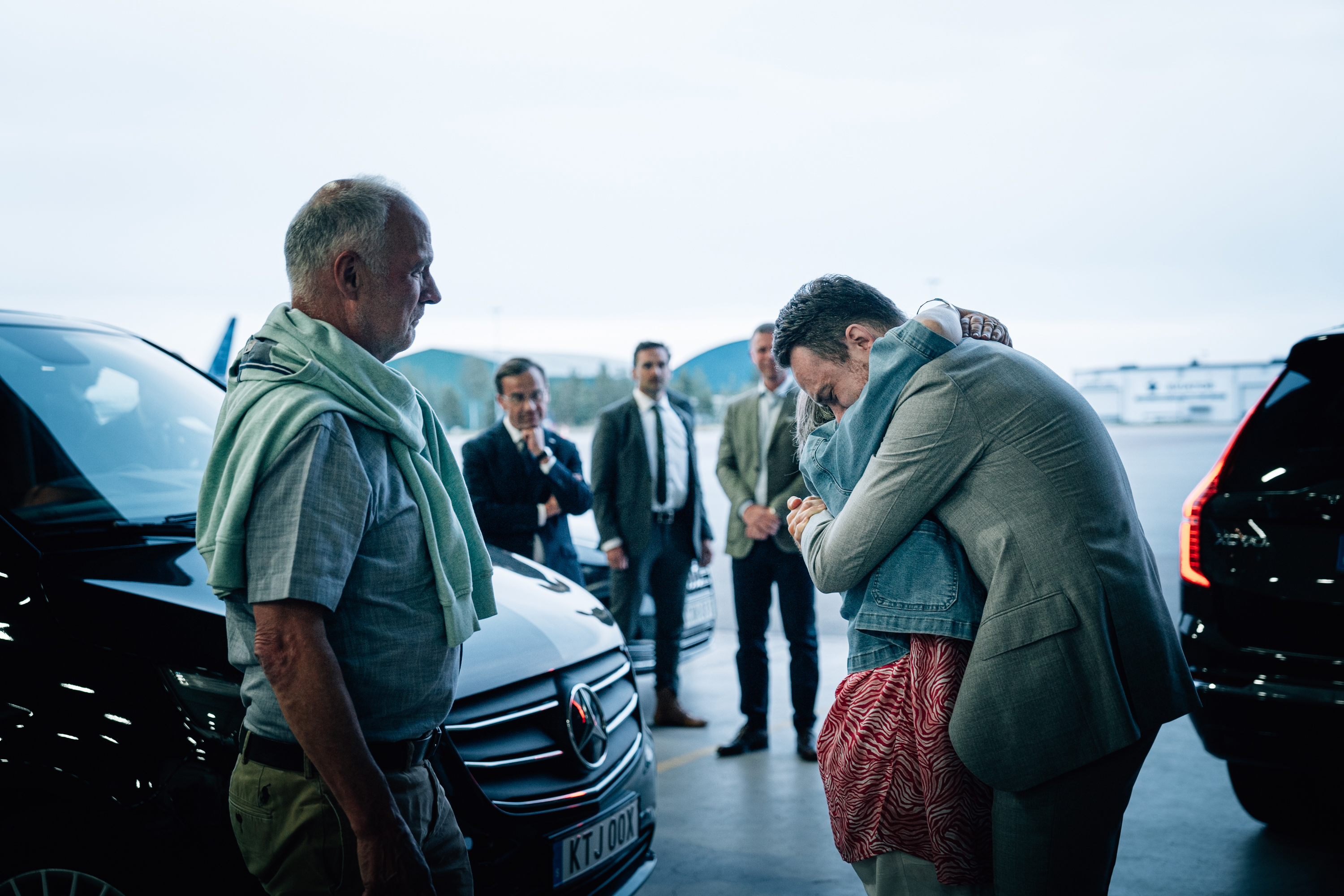 Johan Floderus tas emot av sin familj när han landat i Sverige. Foto: Tom Samuelsson/Regeringskansliet