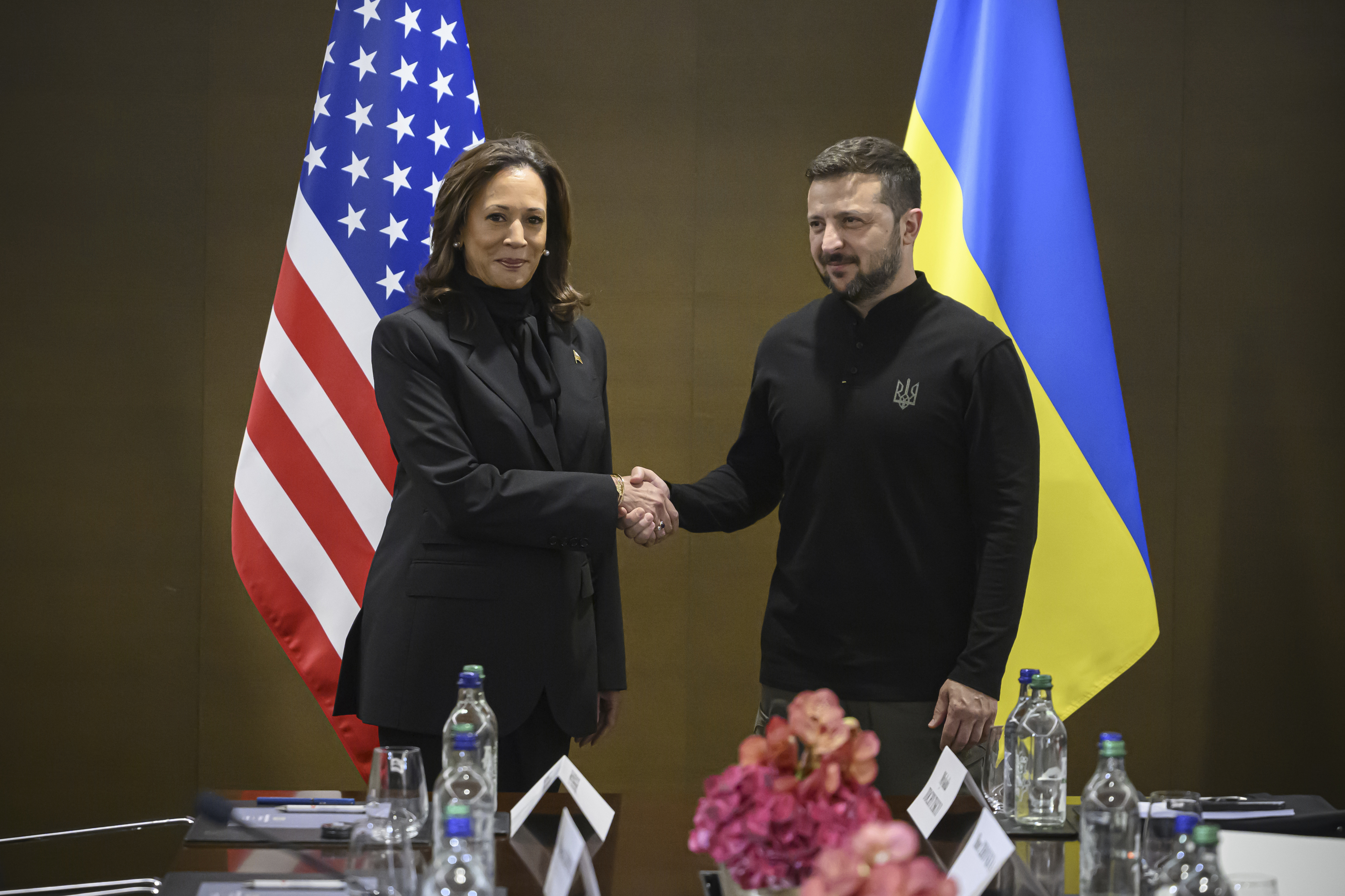 USA:s vicepresident Kamala Harris och Ukrainas president Volodymyr Zelenskyj på mötet i Schweiz om Ukrainas framtid. Foto: Alessandro Della Valle/AP/TT