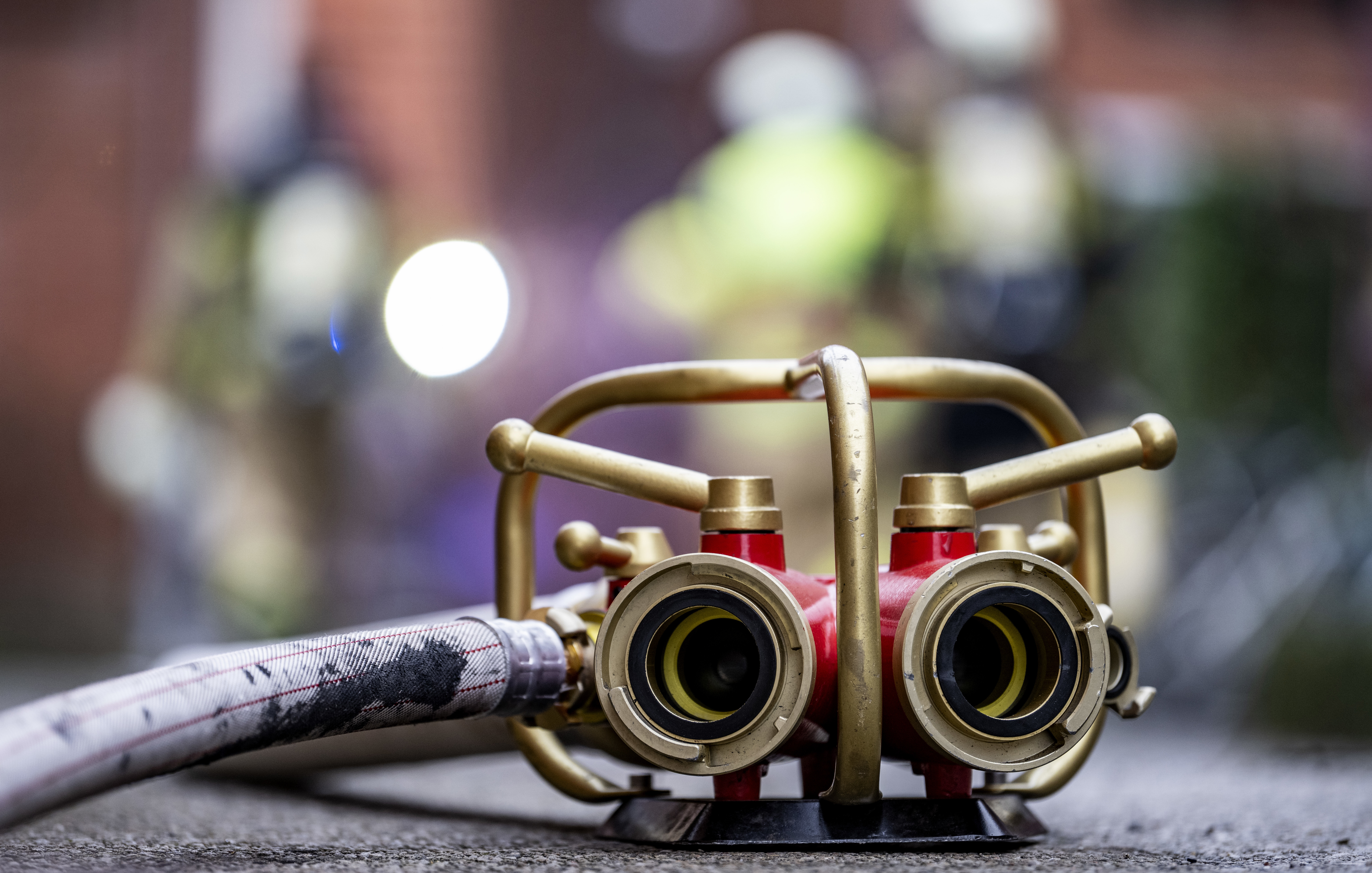 Räddningstjänsten arbetar med en kraftig brand i en radhuslänga utanför Stockholm. Arkivbild. Foto: Johan Nilsson/TT