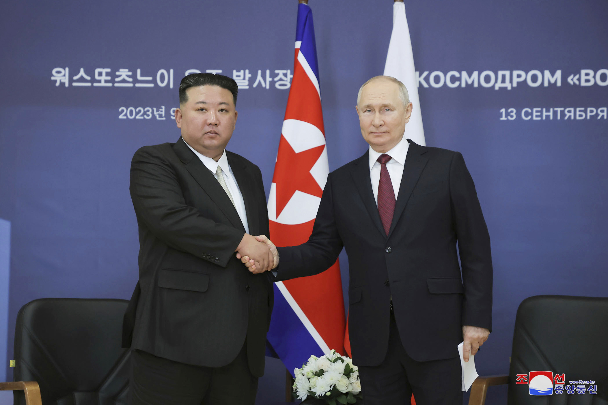 Vladimir Putin (höger) kommer att besöka Nordkorea och dess ledare Kim Jong-Un (vänster) redan denna vecka. Arkivbild. Foto: Korean Central News Agency/Korea News Service via AP/TT