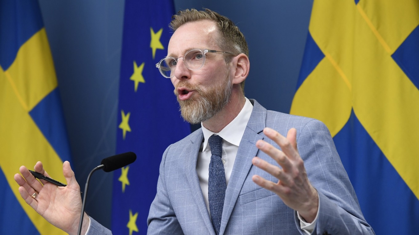 Socialminister Jakob Forssmed håller en pressträff om ett regeringsuppdrag om kopplingen mellan hälsa och digital medieanvändning hos barn och unga. Foto: Marko Säävälä/TT