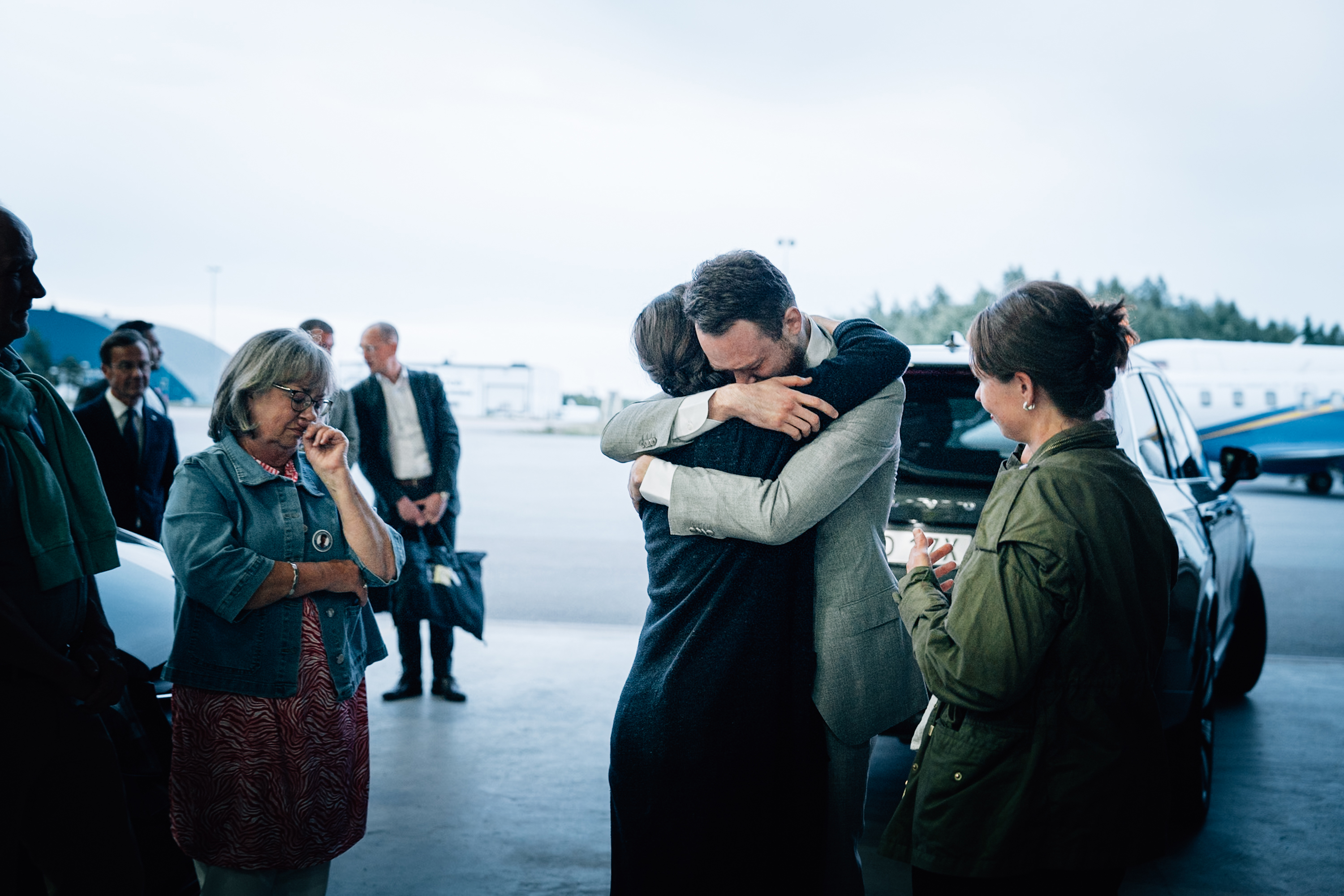 Johan Floderus togs emot på Arlanda av sin familj i söndags. Foto: Tom Samuelsson / Regeringskansliet
