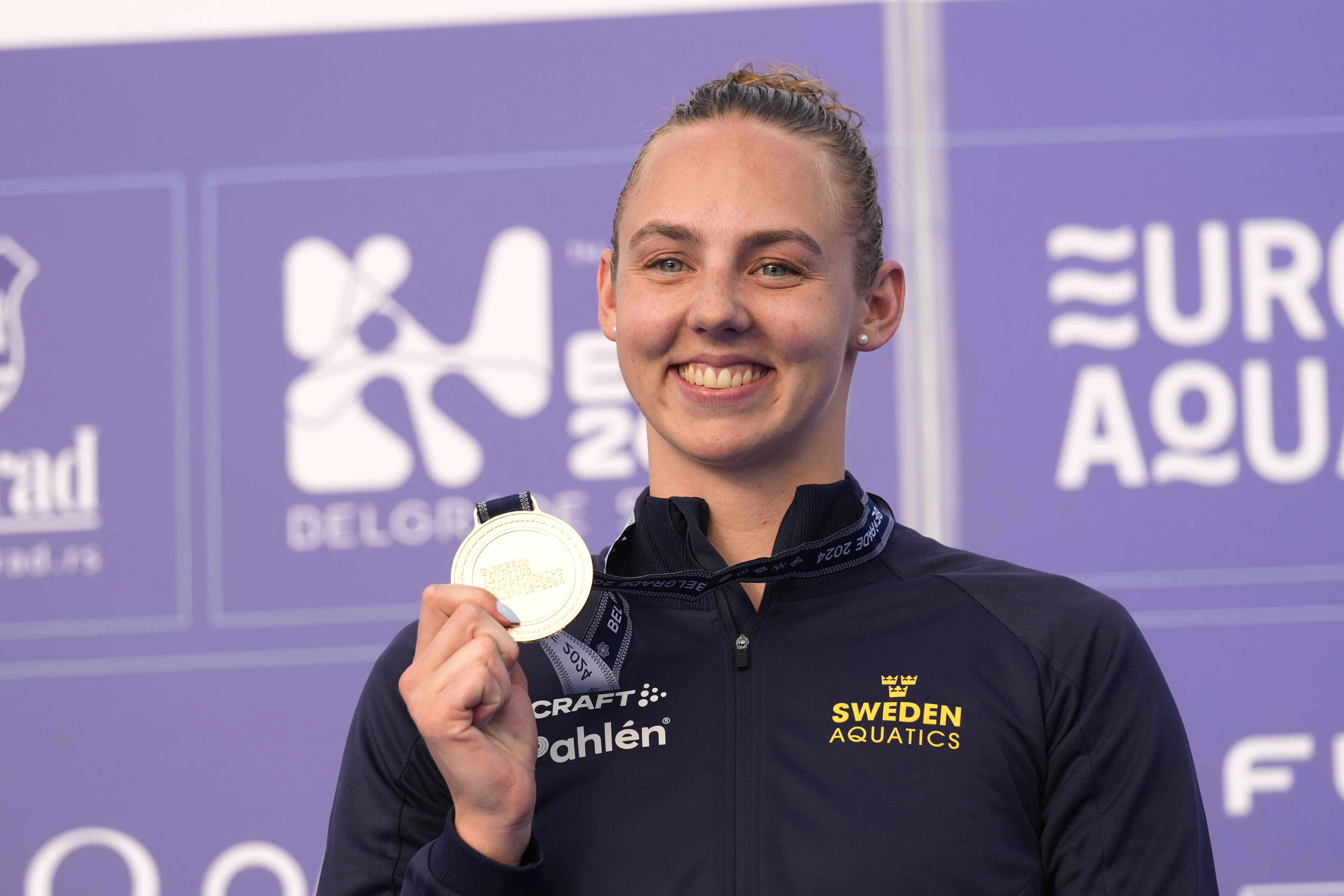 Sara Junevik med sitt EM-guld. Foto: Darko Bandic/AP/TT