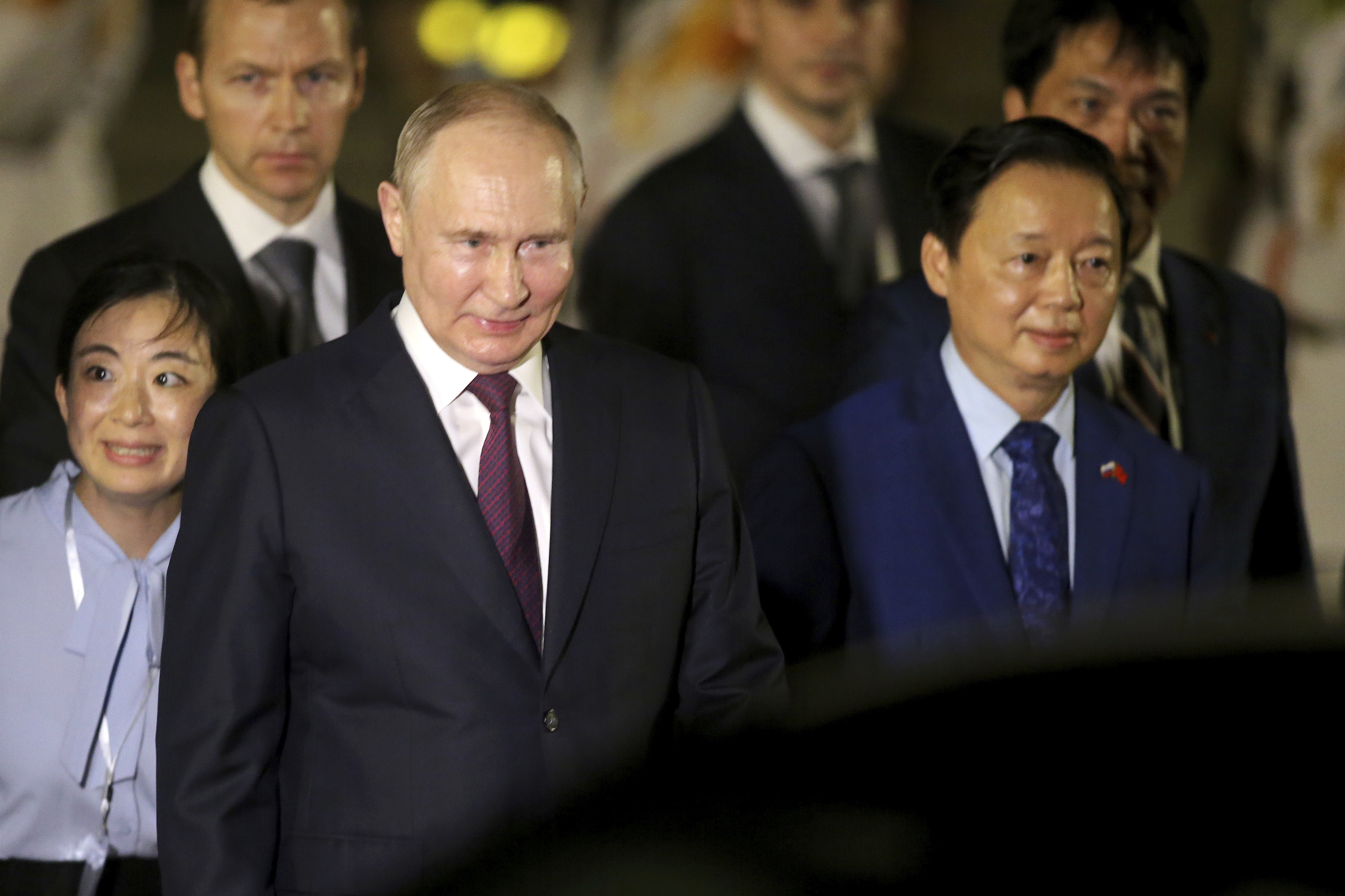 Rysslands president Vladimir Putin tillsammans med bland andra den vietnamesiske biträdande premiärministern Tran Hong Ha efter att presidenten anlänt i Vietnam. Foto: Minh Hoang/AP/TT