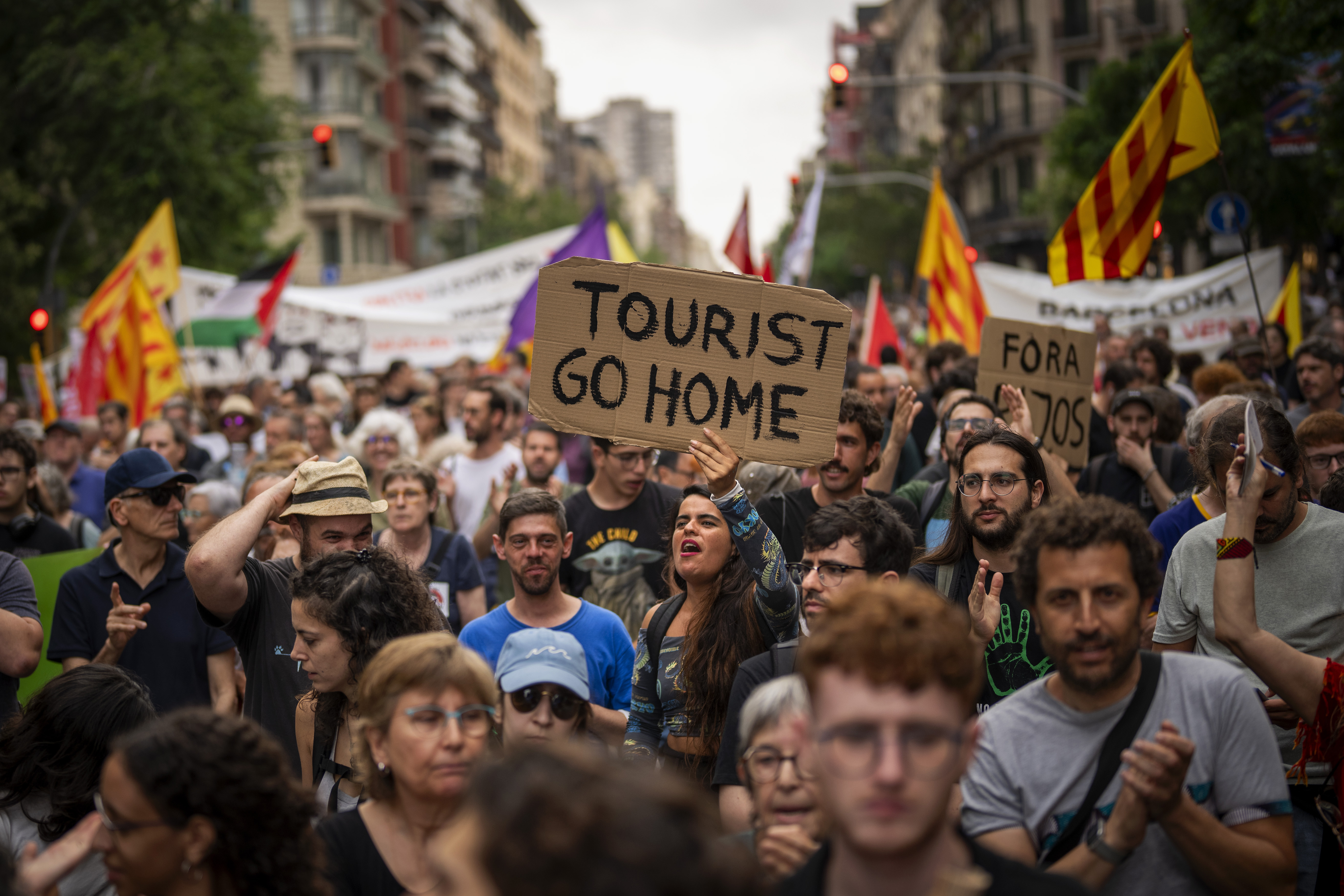 Barcelonabor protesterar mot massturism. Bild från tidigare i juni. Foto: Emilio Morenatti/AP/TT