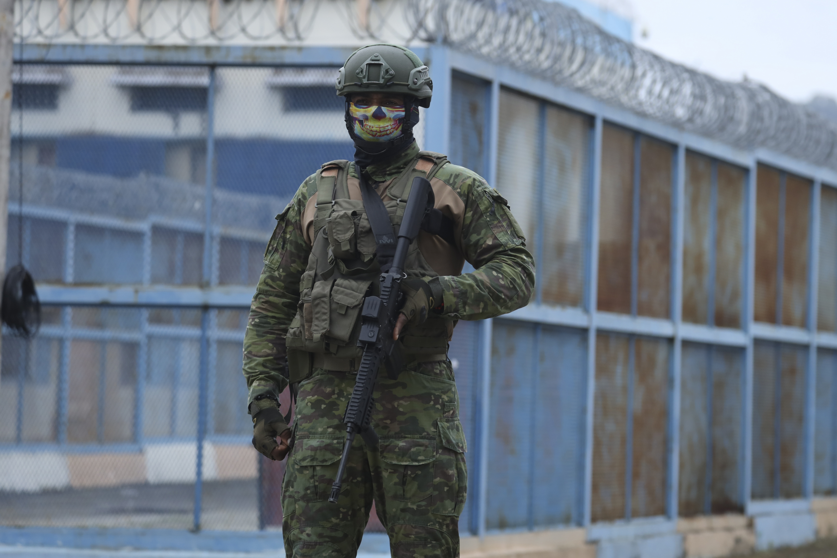 En soldat står vakt utanför fängelset El Rodeo i staden Portoviejo i början av juni. Foto: Cesar Munoz/AP/TT