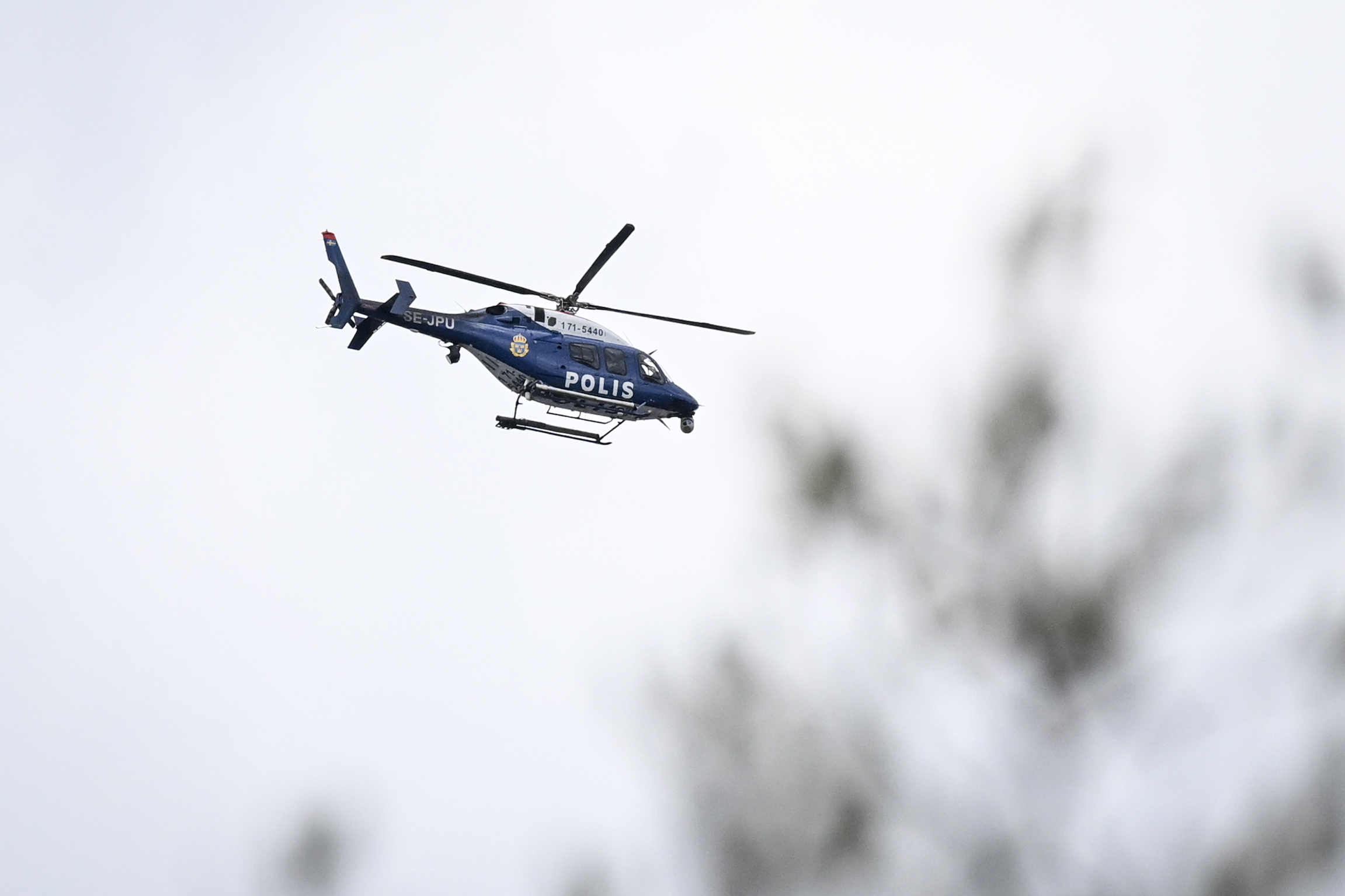 Polisen söker efter gärningsmannen med helikopter. Arkivbild. Foto: Jessica Gow/TT