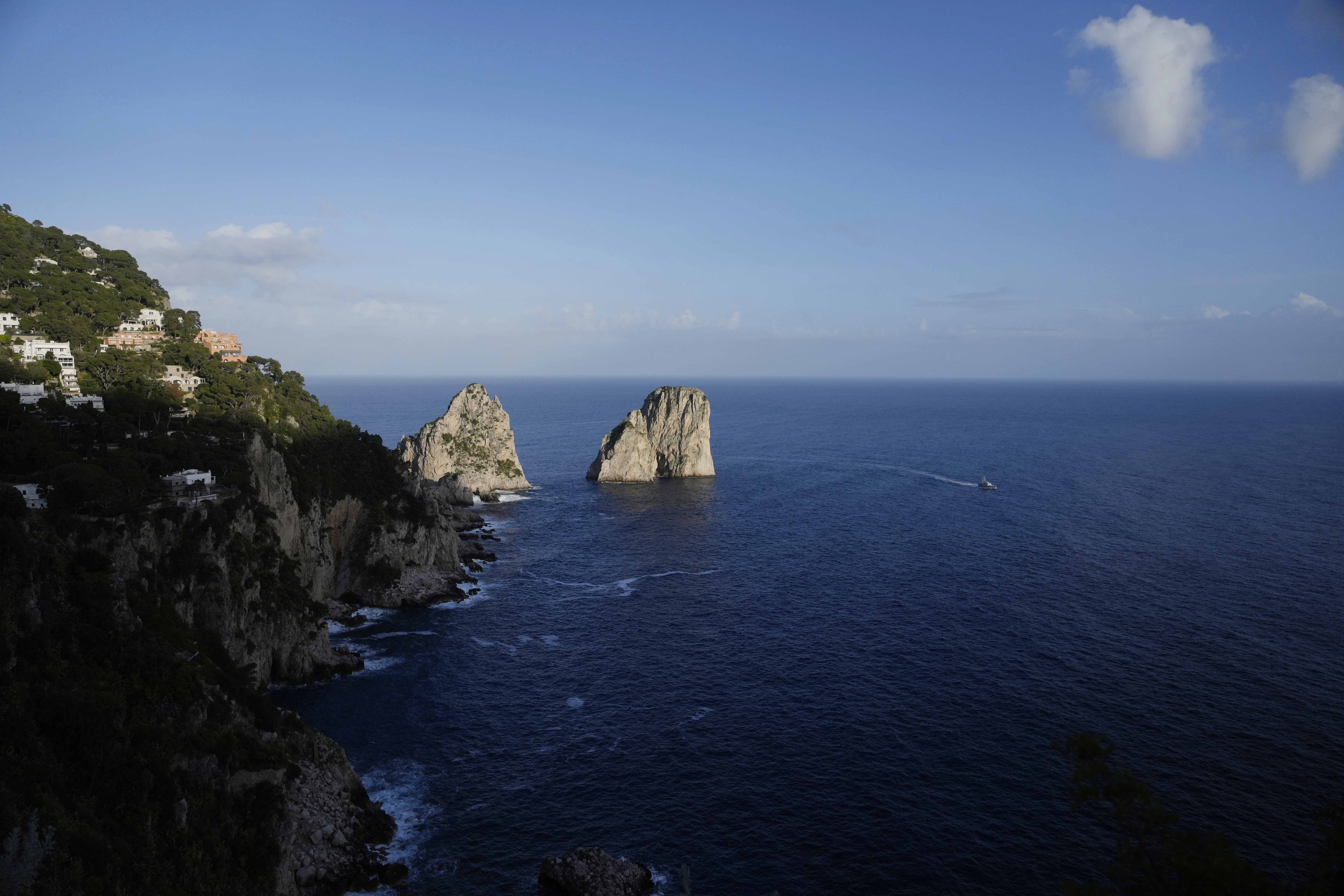 Utsikt över Medelhavet från den italienska ön Capri. Ön har drabbats av en omfattande vattenläcka. Arkivbild. Foto: Gregorio Borgia/AP/TT